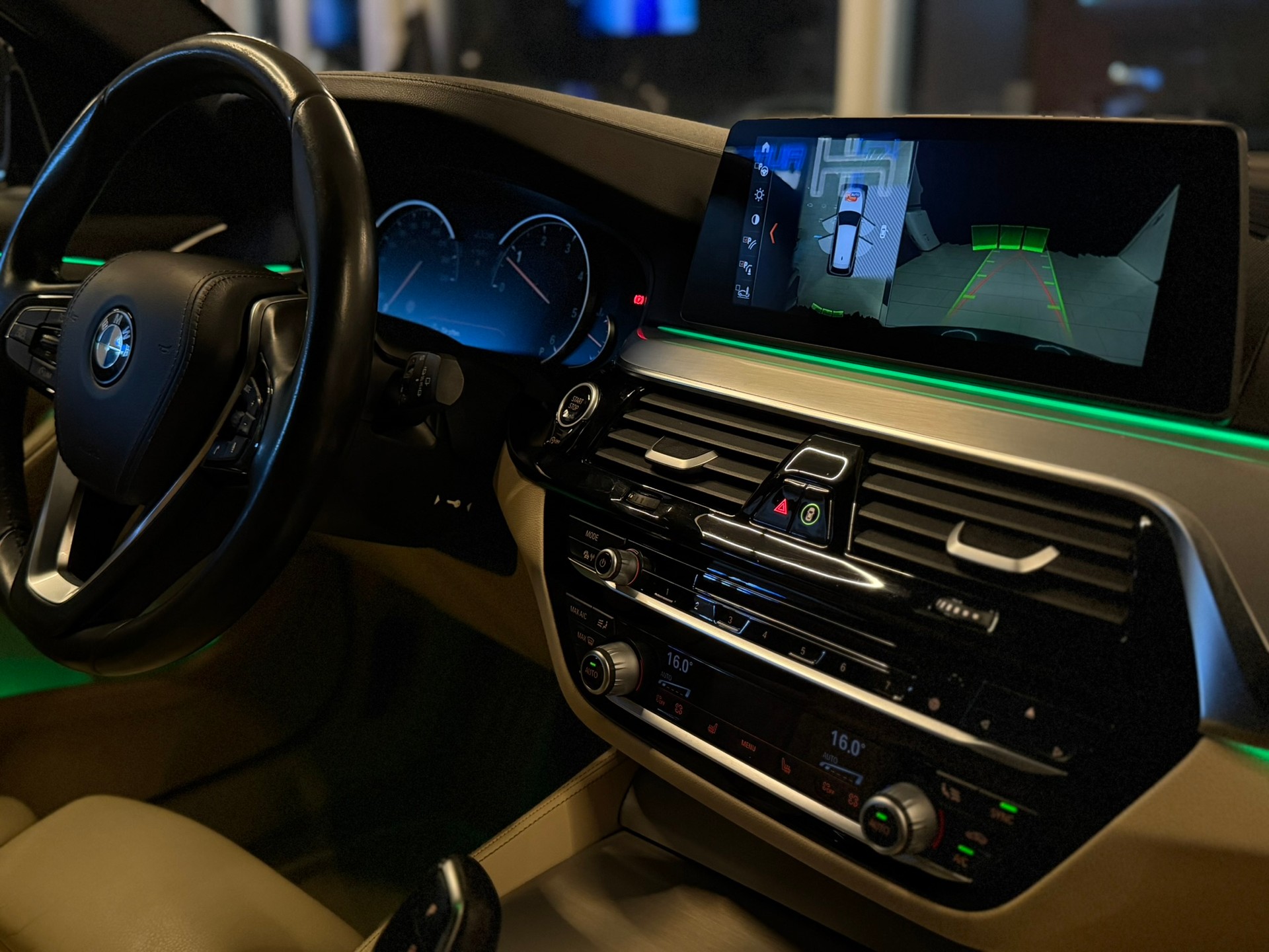BMW 530d xDrive Touring Luxury Line Steptronic-image-11