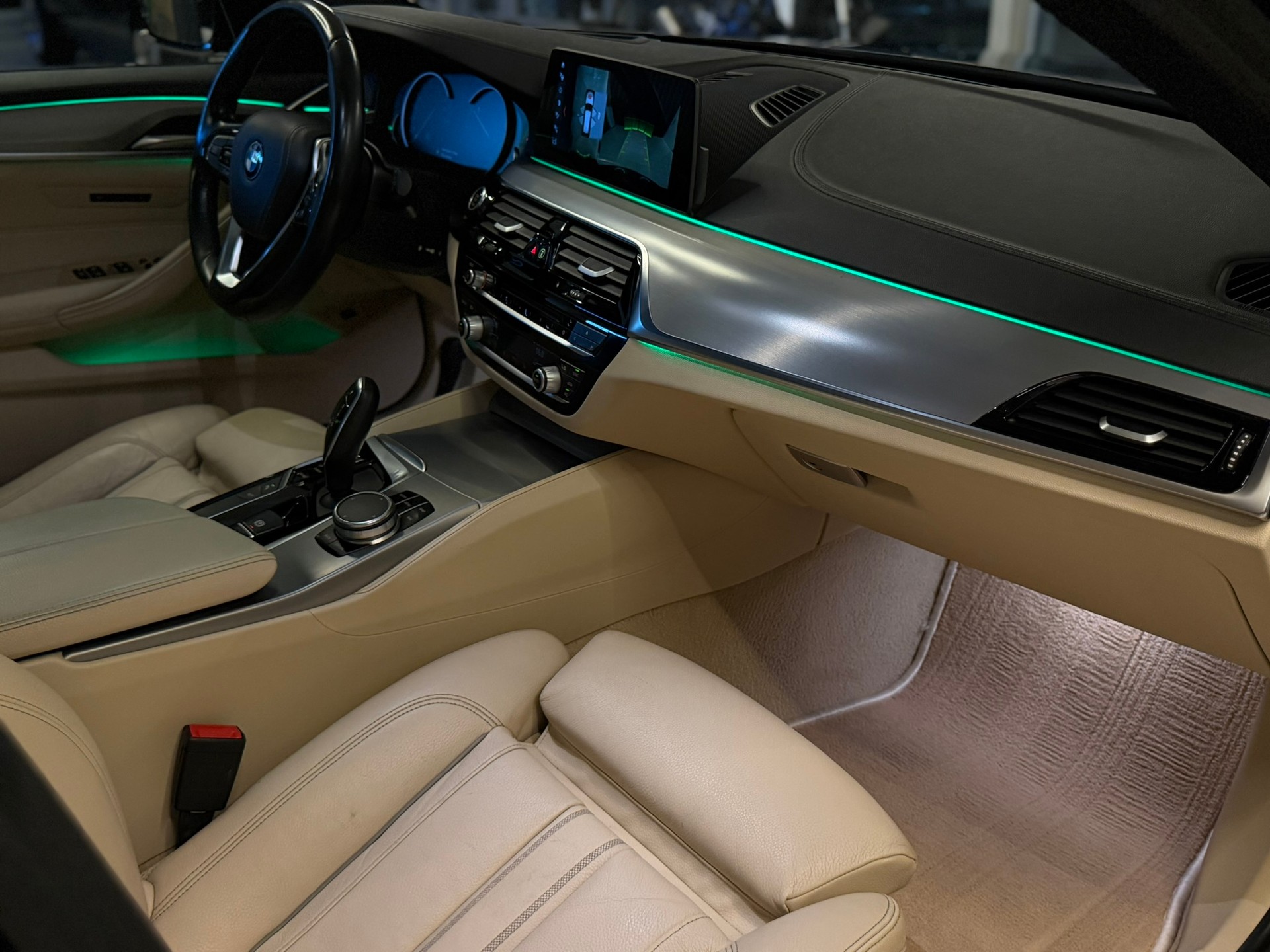BMW 530d xDrive Touring Luxury Line Steptronic-image-10