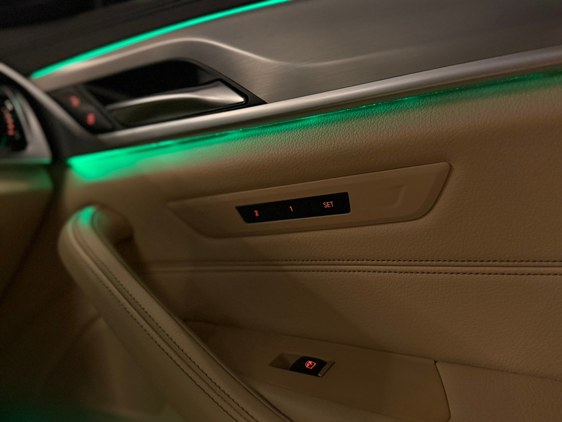 BMW 530d xDrive Touring Luxury Line Steptronic-image-18