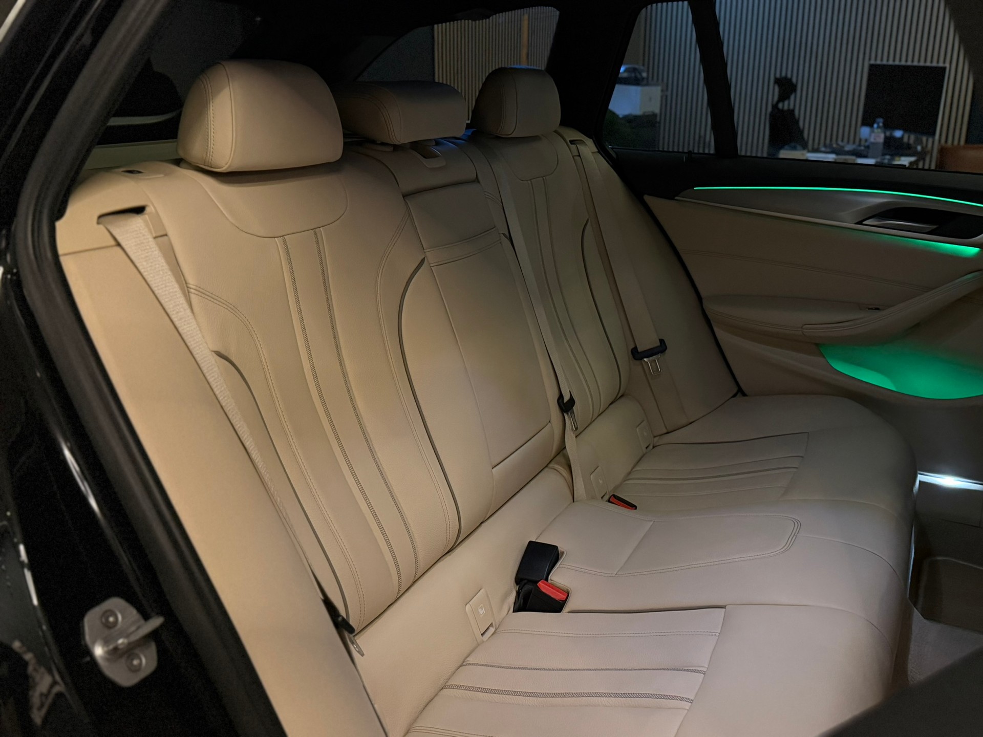 BMW 530d xDrive Touring Luxury Line Steptronic-image-16
