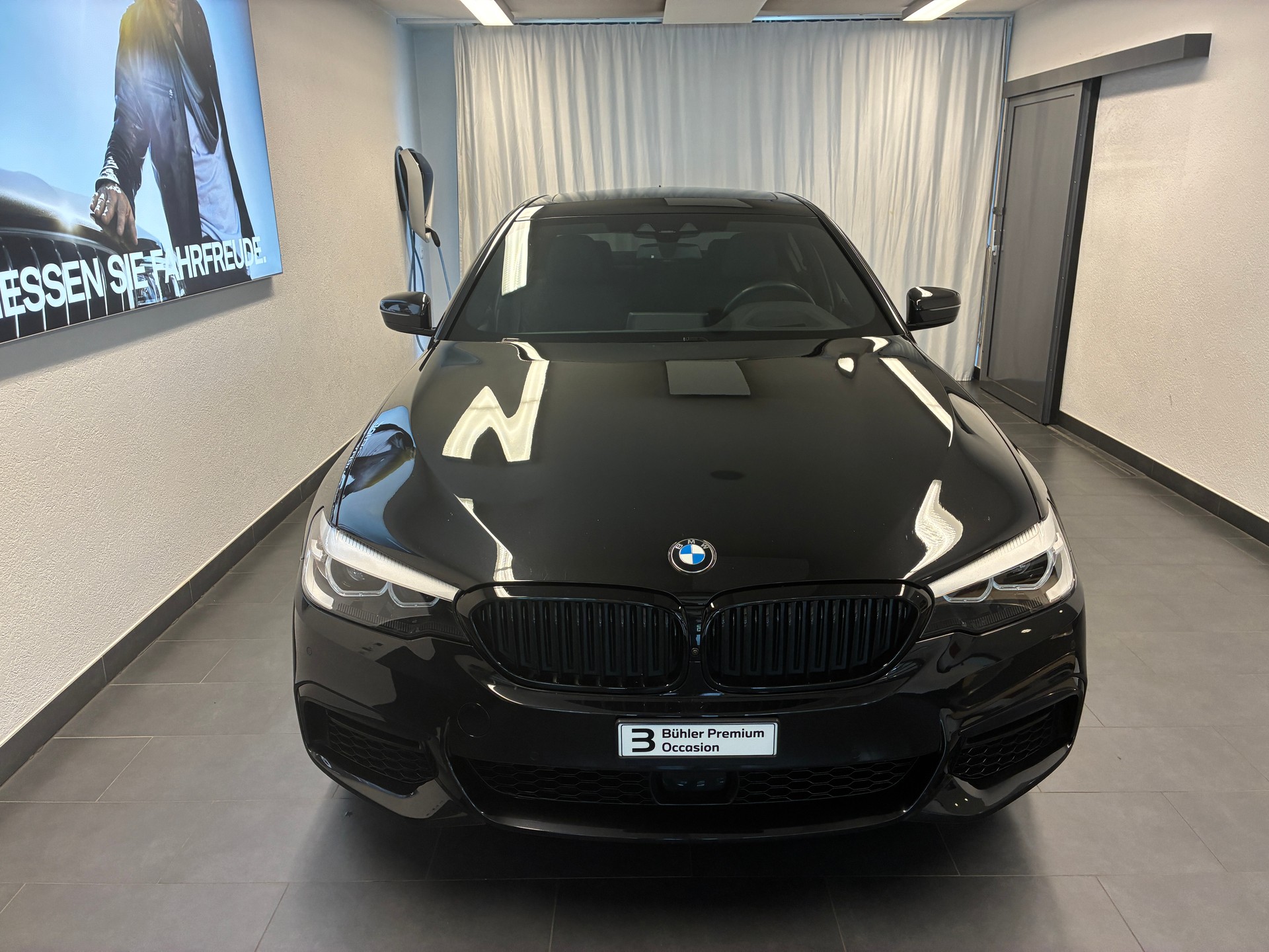 BMW 530e xDrive paddles-showroom-element-1