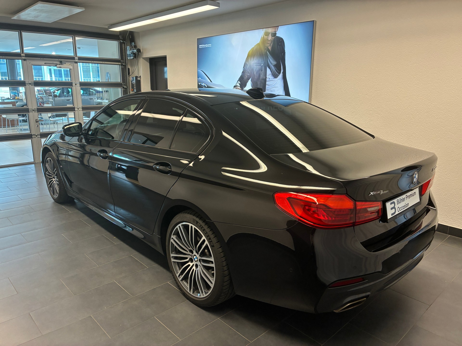 BMW 530e xDrive paddles-showroom-element-2