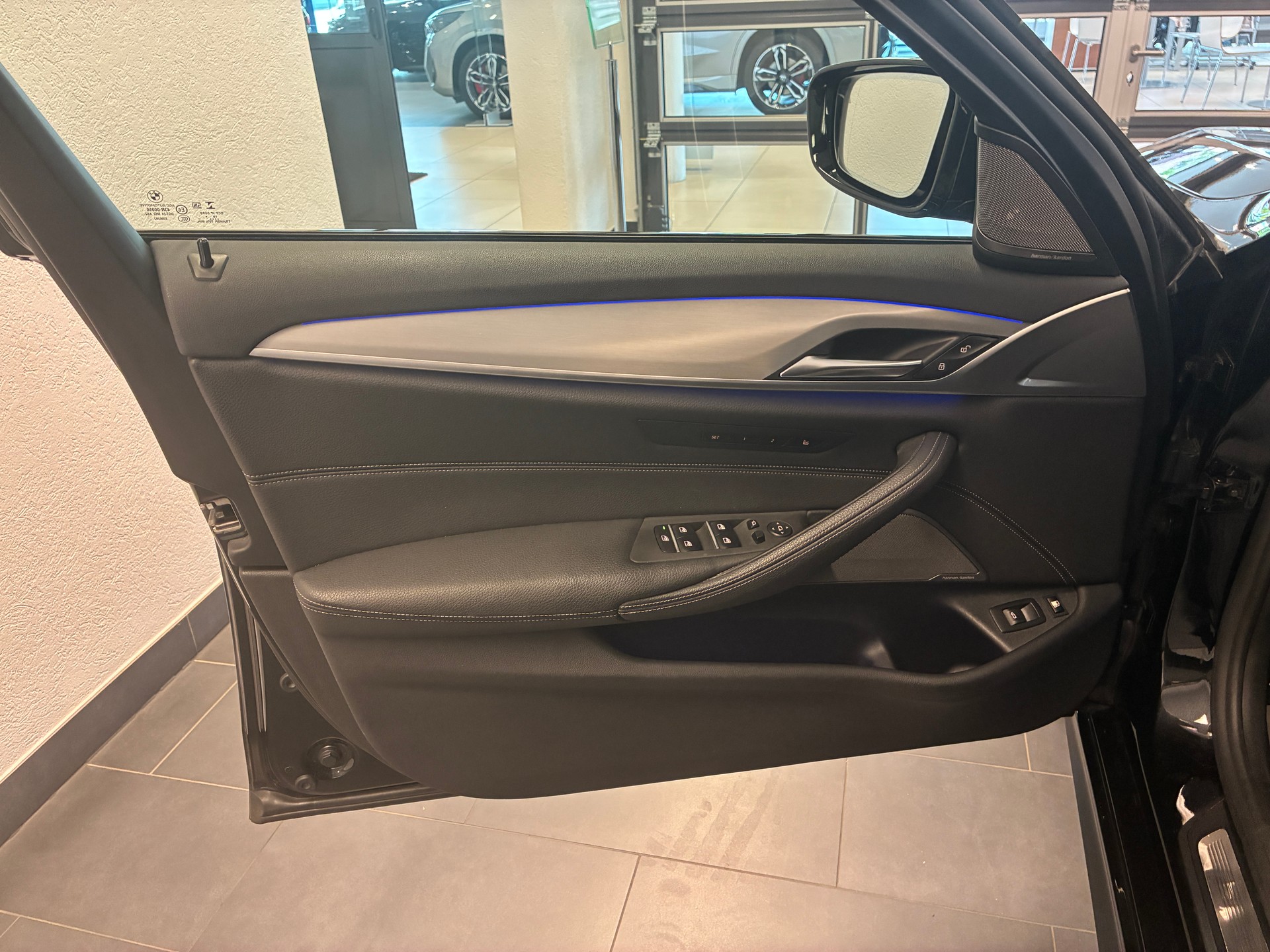 BMW 530e xDrive paddles-image-5