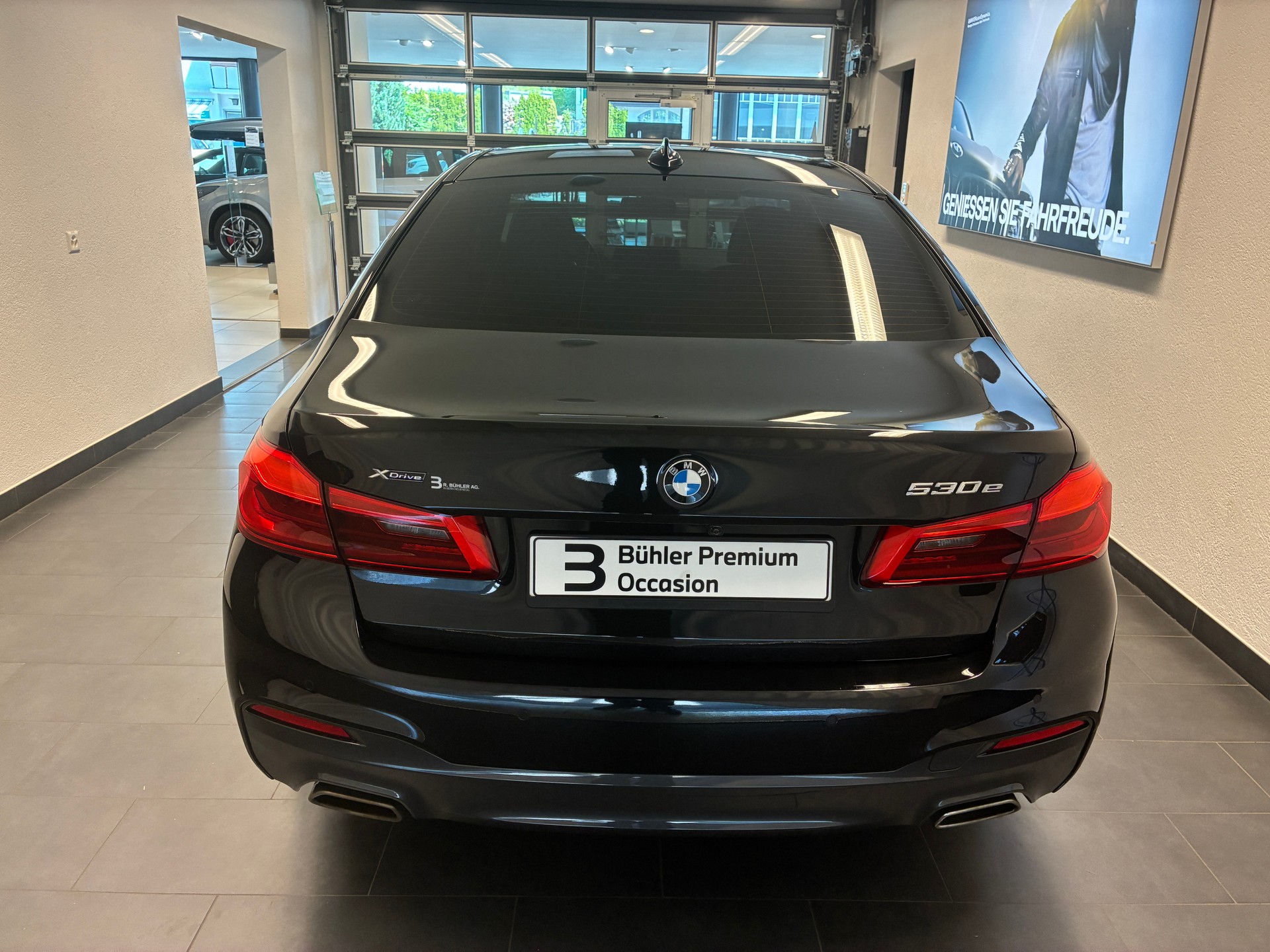 BMW 530e xDrive paddles-showroom-element-3