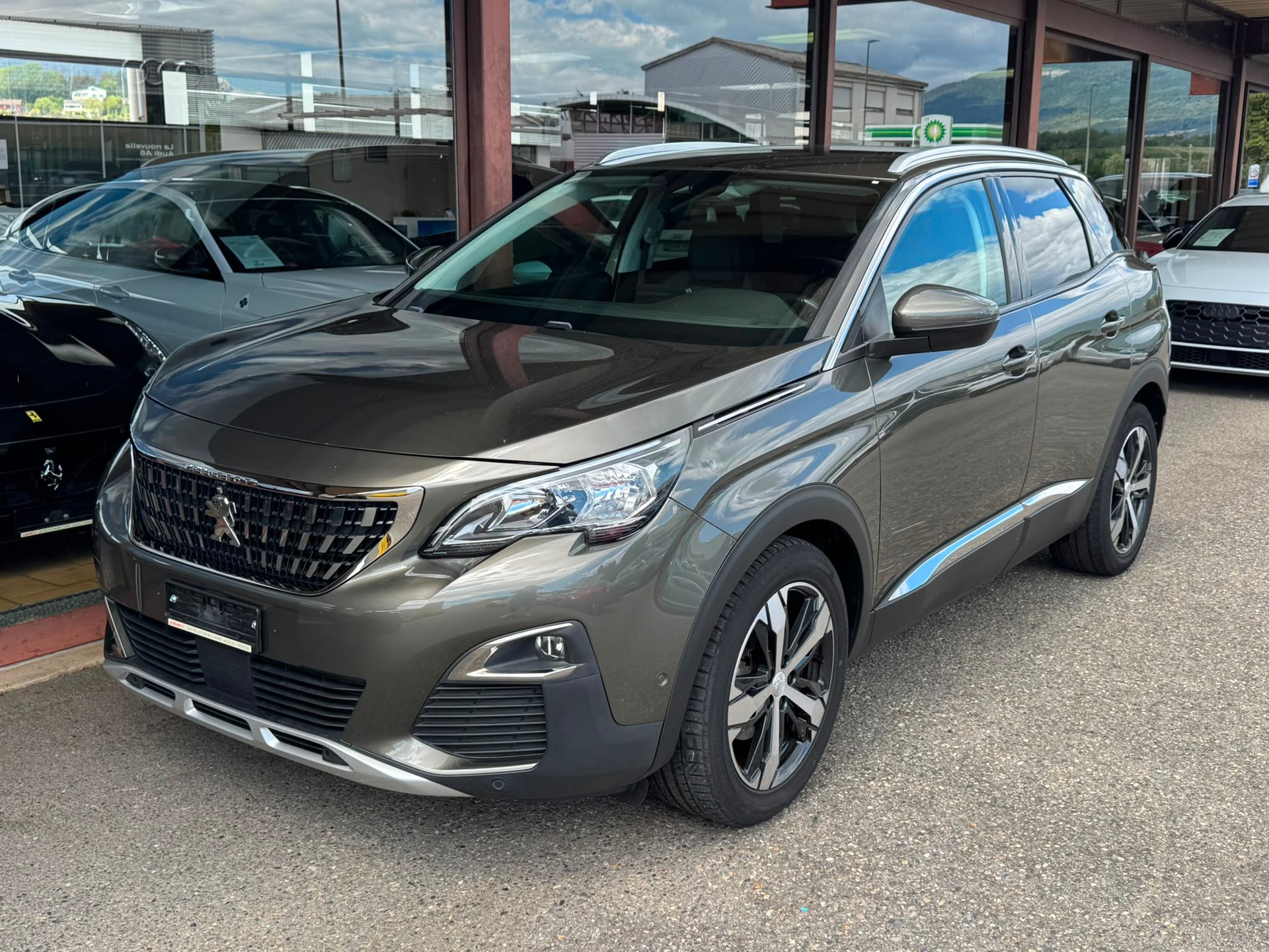 PEUGEOT 3008 1.2 PureTech Allure EAT-image-1