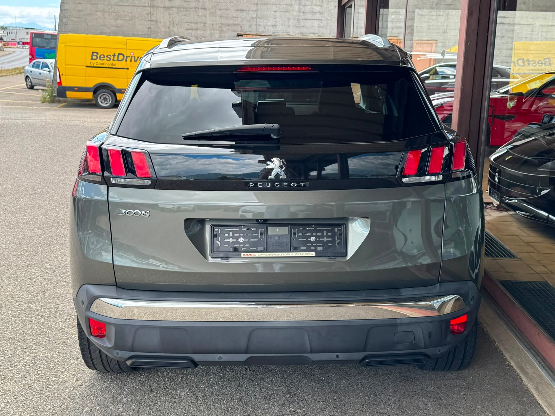 PEUGEOT 3008 1.2 PureTech Allure EAT-image-4