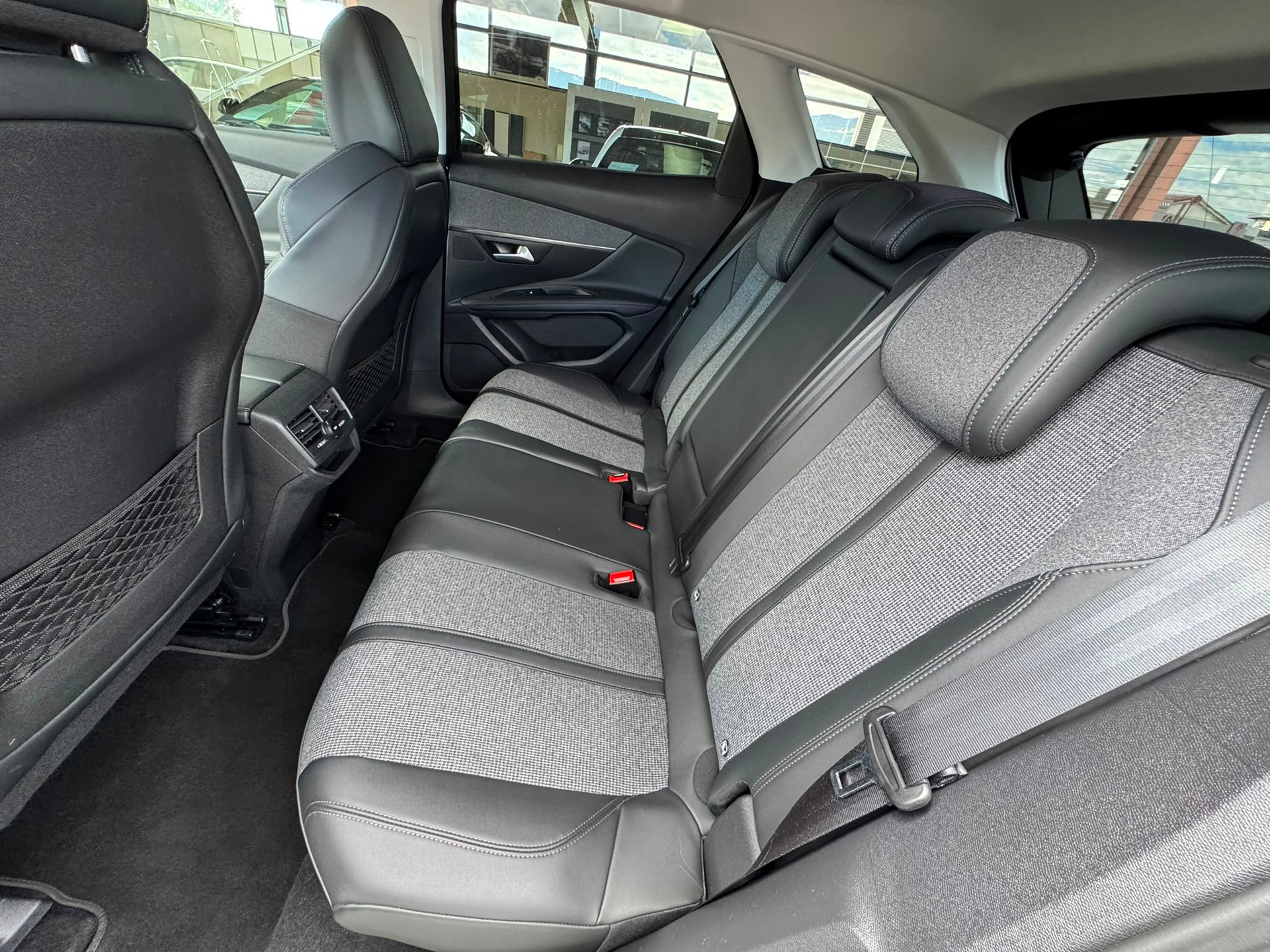 PEUGEOT 3008 1.2 PureTech Allure EAT-image-7