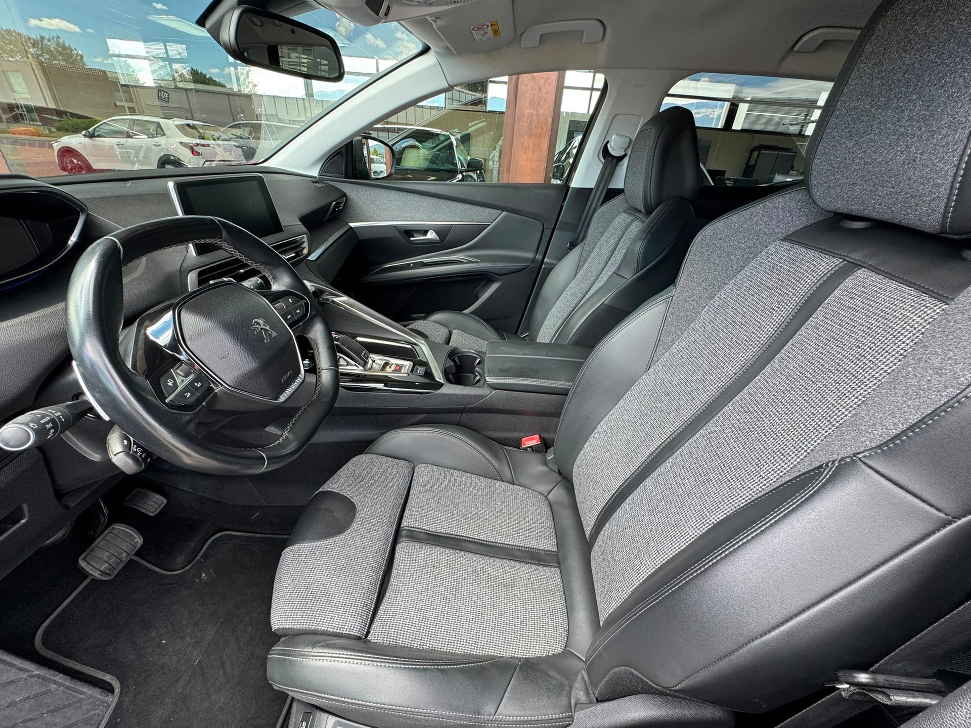 PEUGEOT 3008 1.2 PureTech Allure EAT-image-6