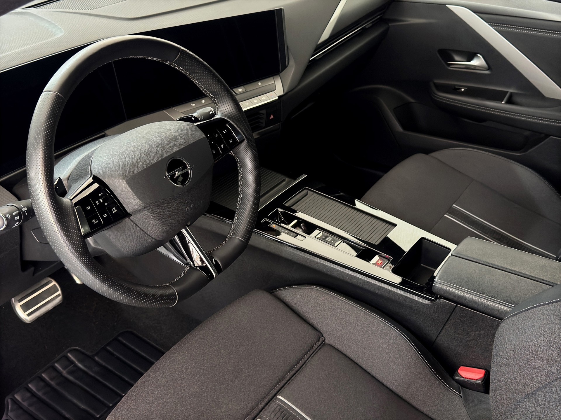 OPEL Astra 1.2i Turbo GS A-image-11