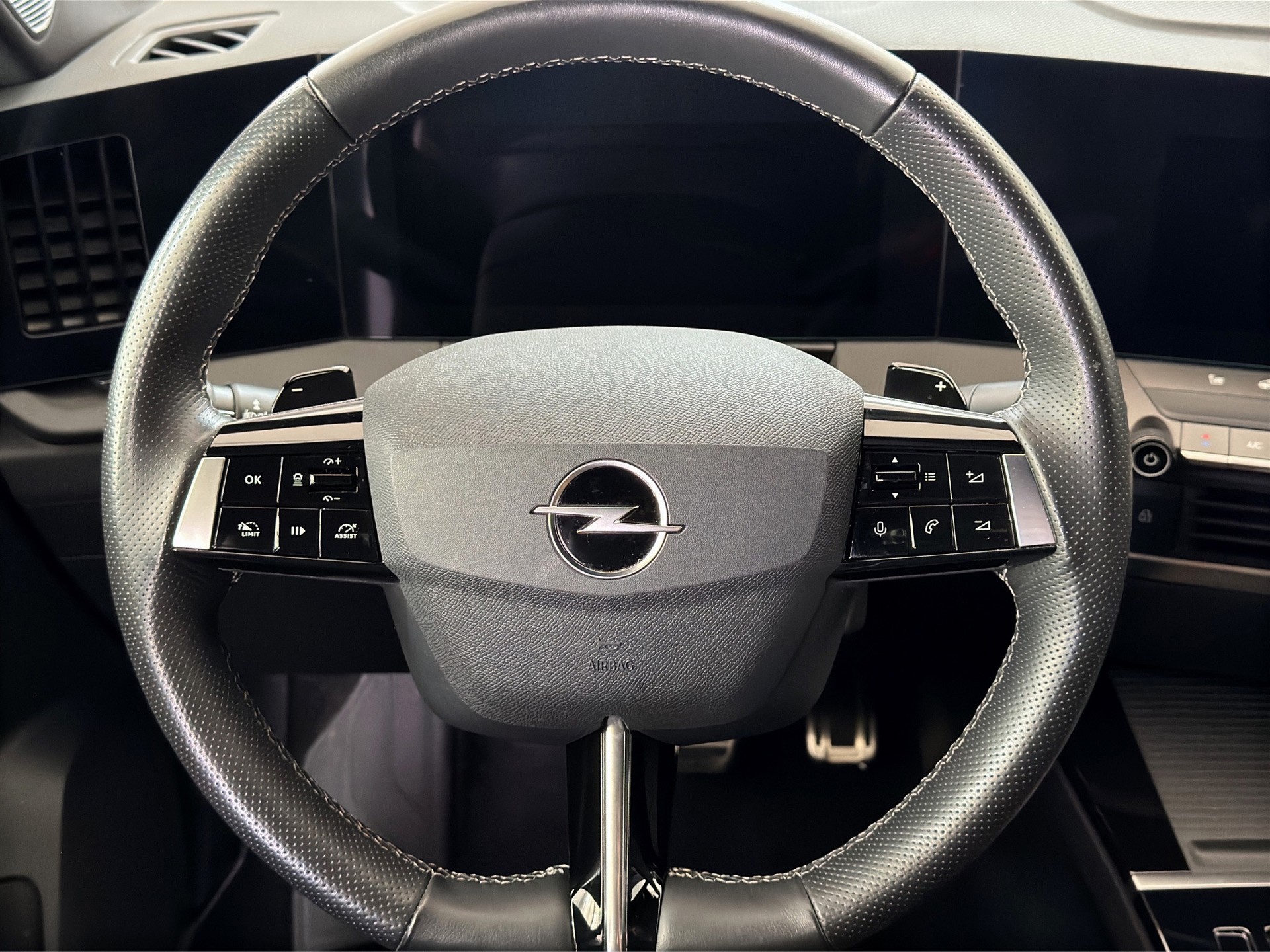 OPEL Astra 1.2i Turbo GS A-image-12