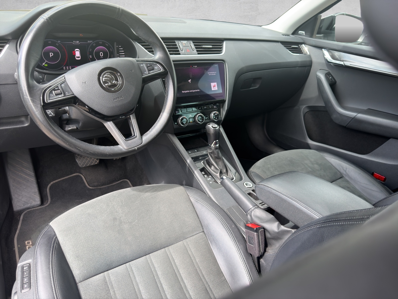 SKODA Octavia Combi 2.0 TDI Style 4x4 DSG-image-9