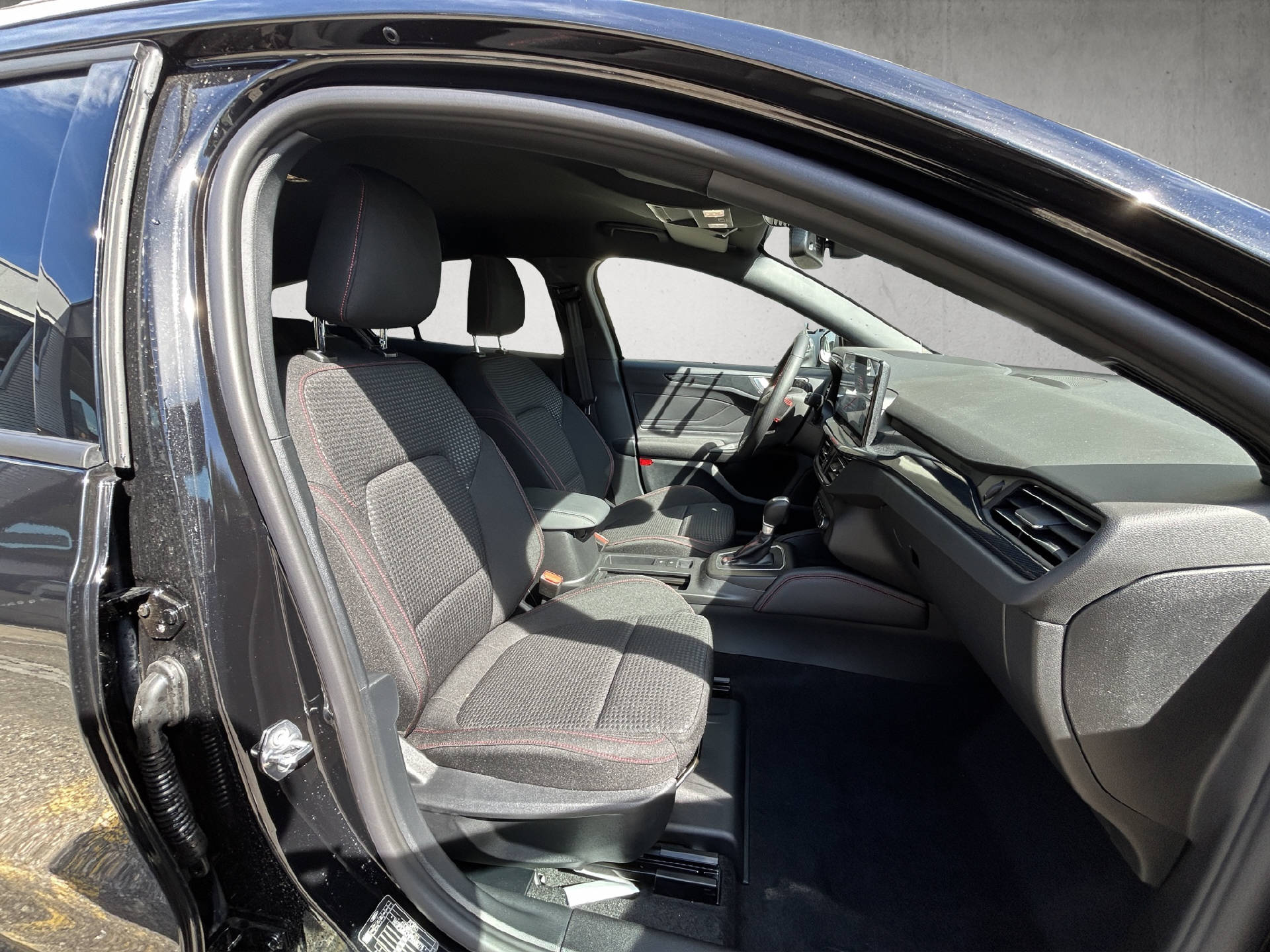 FORD Focus Station Wagon 1.0i EcoB Hybrid 155 ST-Line X-image-18