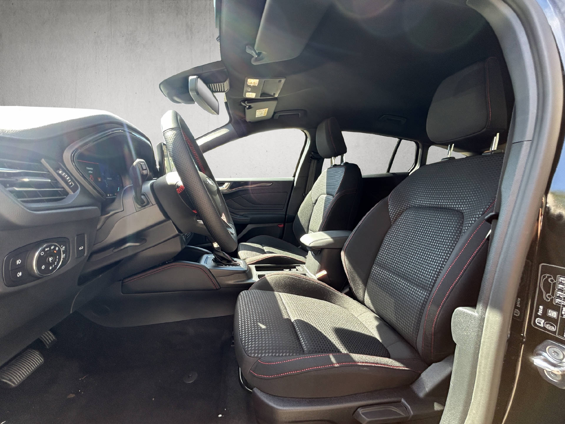 FORD Focus Station Wagon 1.0i EcoB Hybrid 155 ST-Line X-image-9