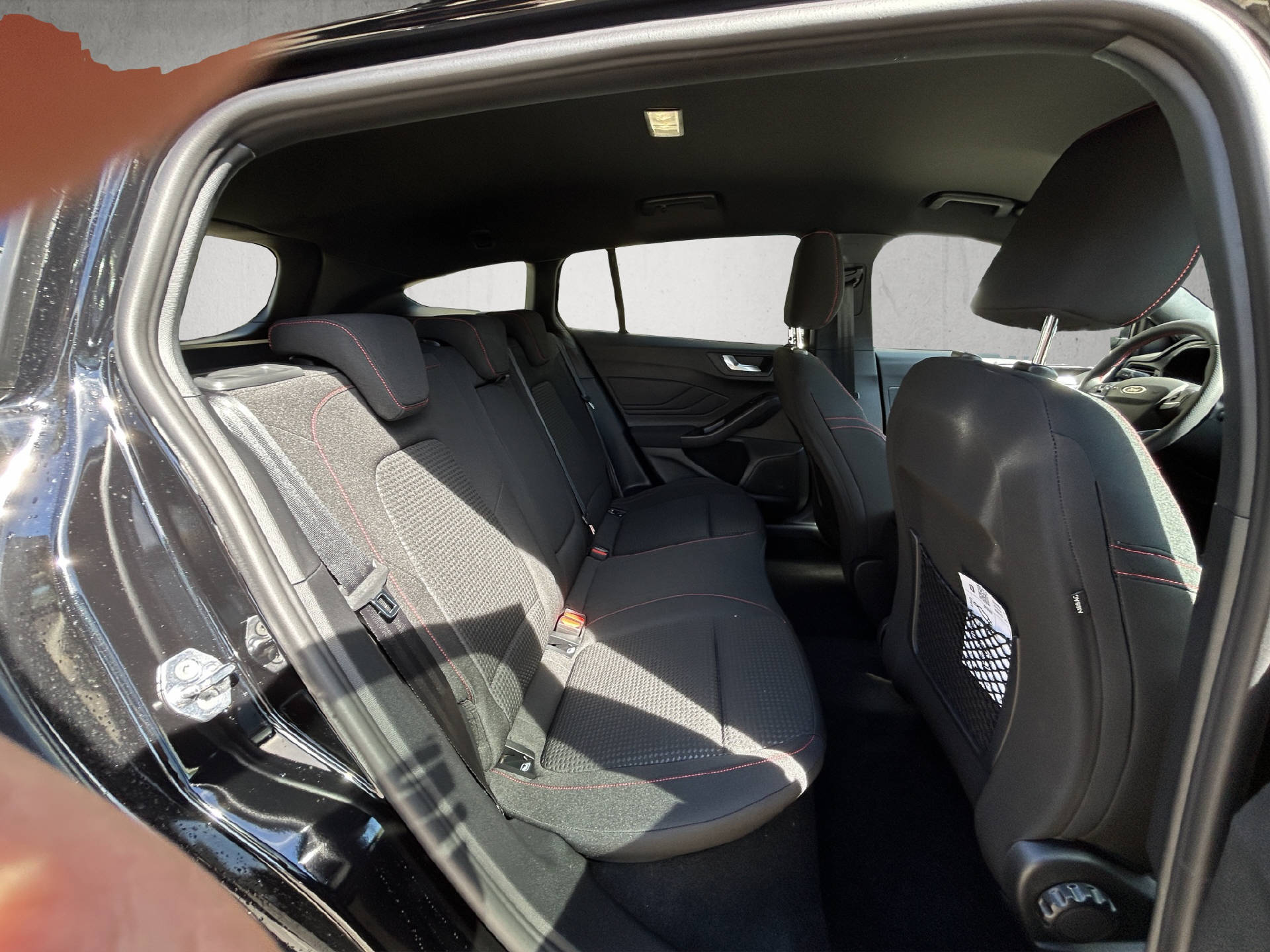 FORD Focus Station Wagon 1.0i EcoB Hybrid 155 ST-Line X-image-19