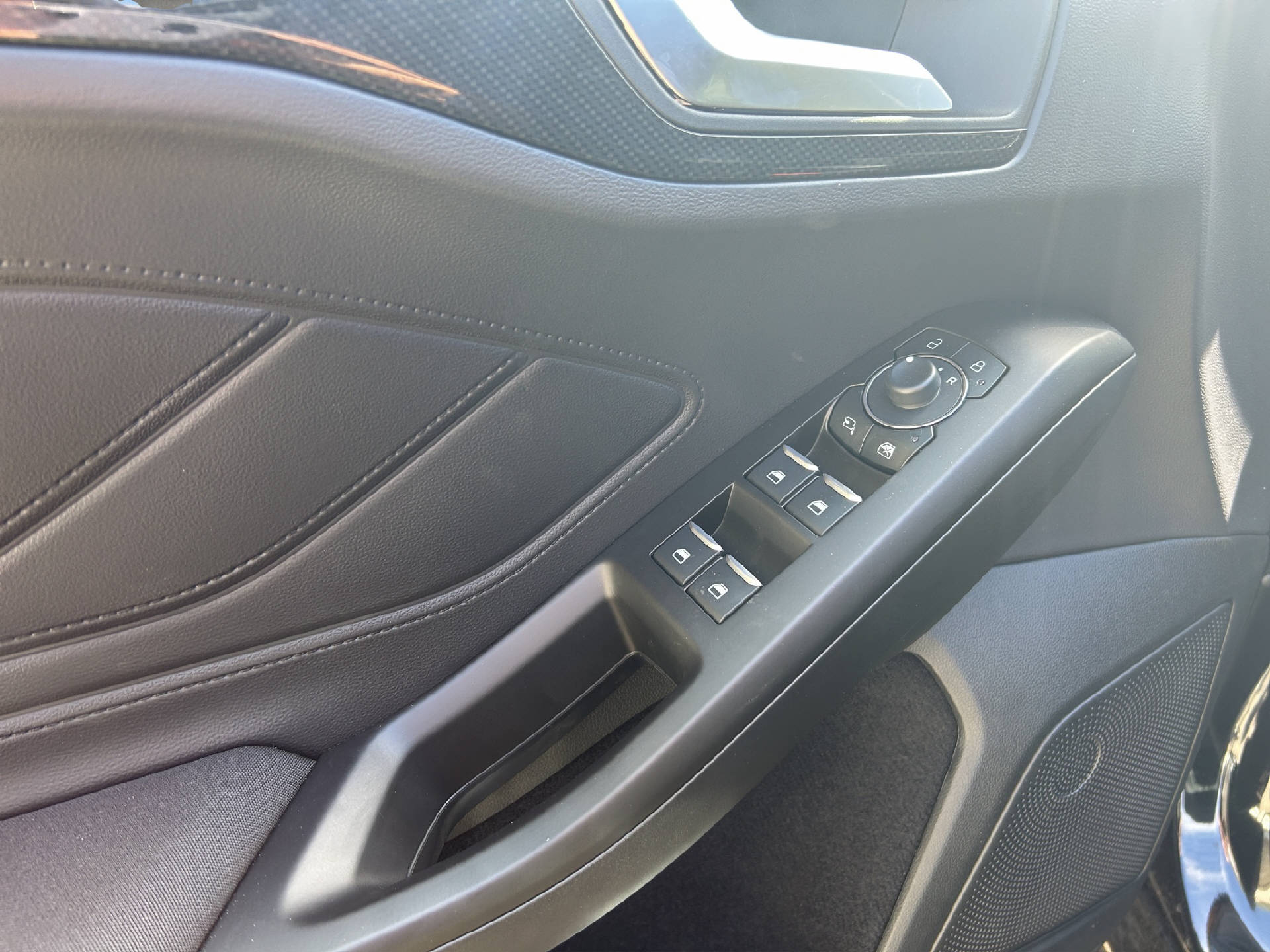 FORD Focus Station Wagon 1.0i EcoB Hybrid 155 ST-Line X-image-12
