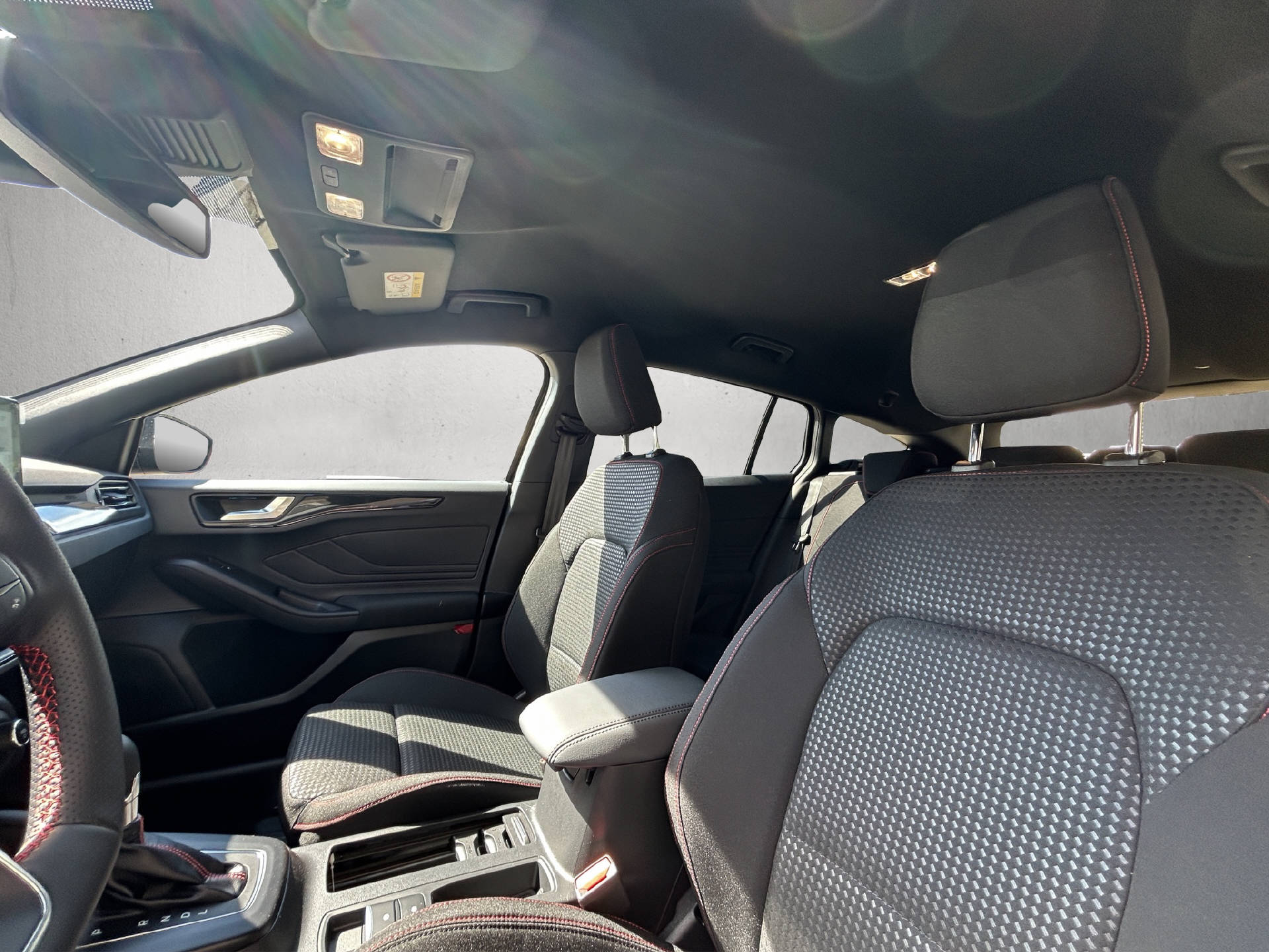 FORD Focus Station Wagon 1.0i EcoB Hybrid 155 ST-Line X-image-26