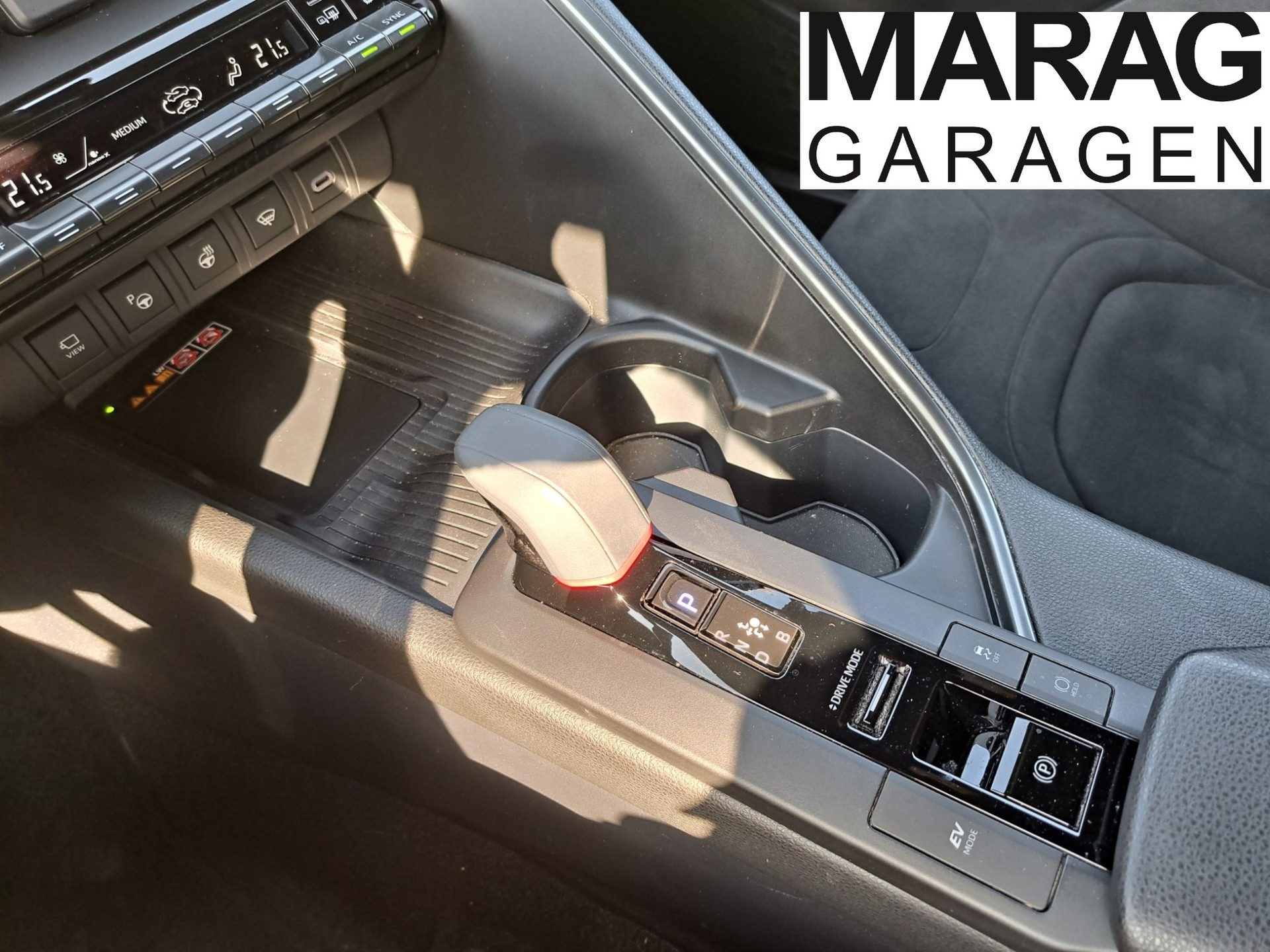 TOYOTA C-HR 2.0 HSD CVT GR Sport Premiere 4WD-image-13
