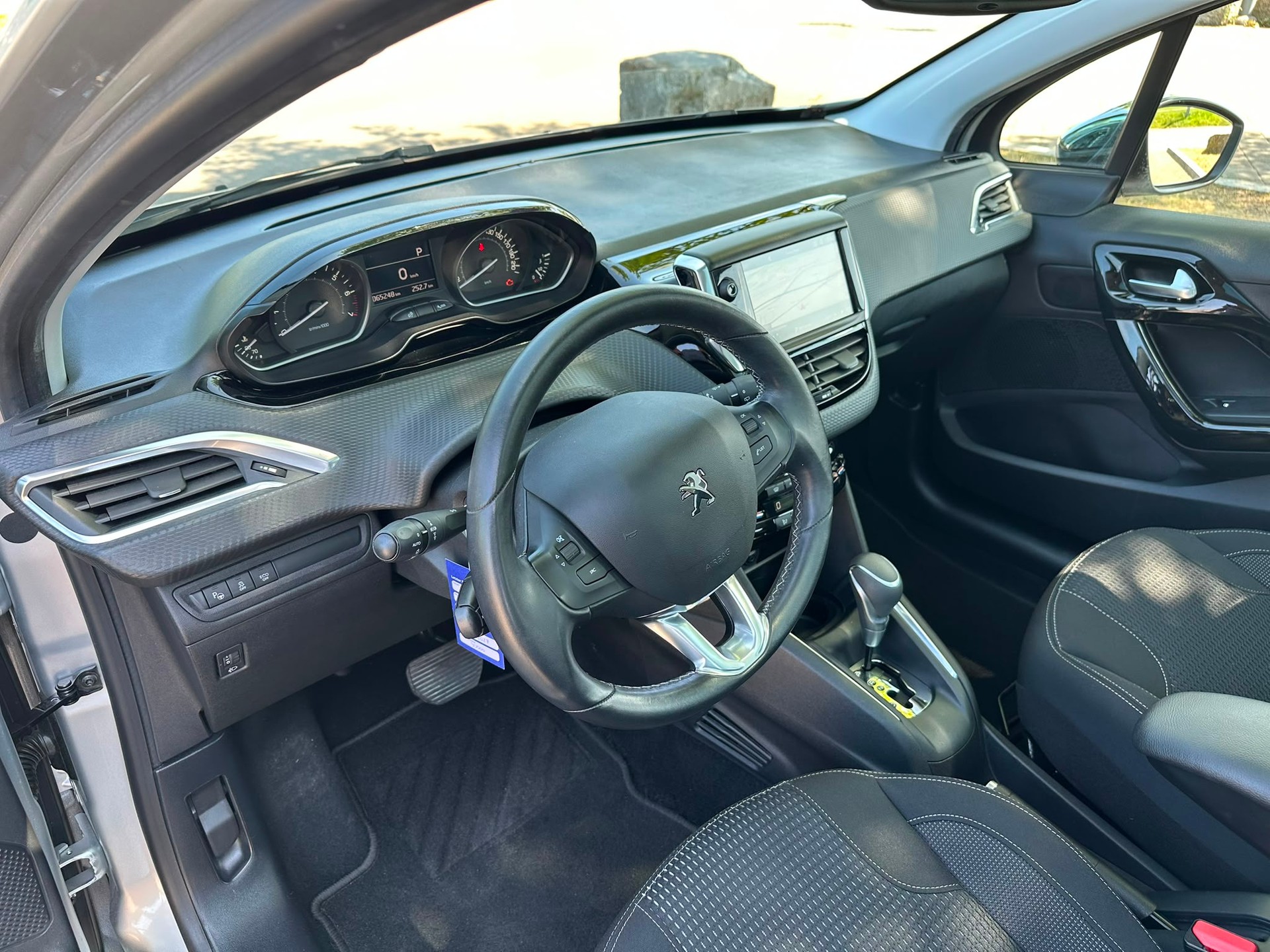 PEUGEOT 208 1.2 PureTech Allure EAT6-image-12