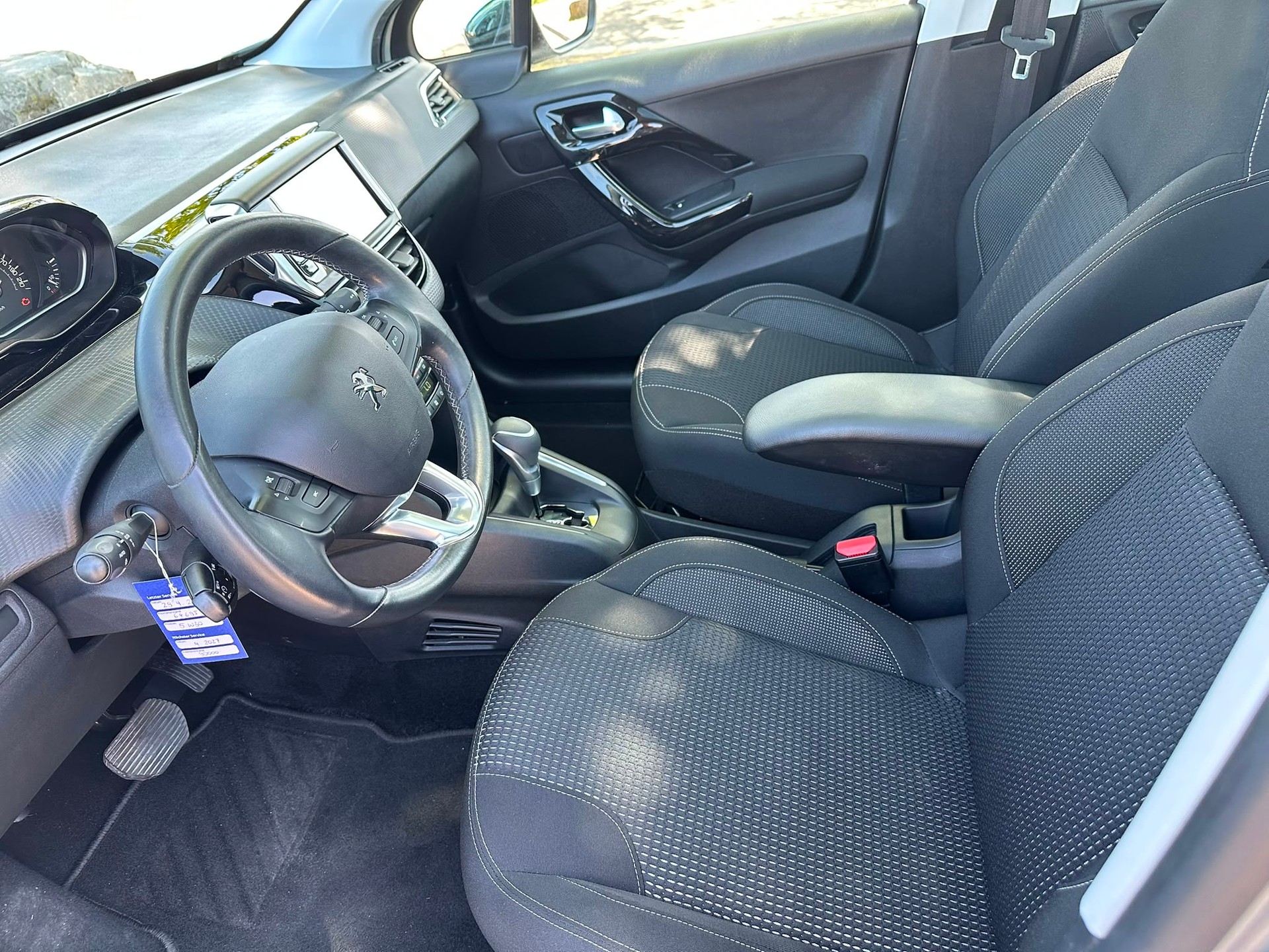PEUGEOT 208 1.2 PureTech Allure EAT6-image-11