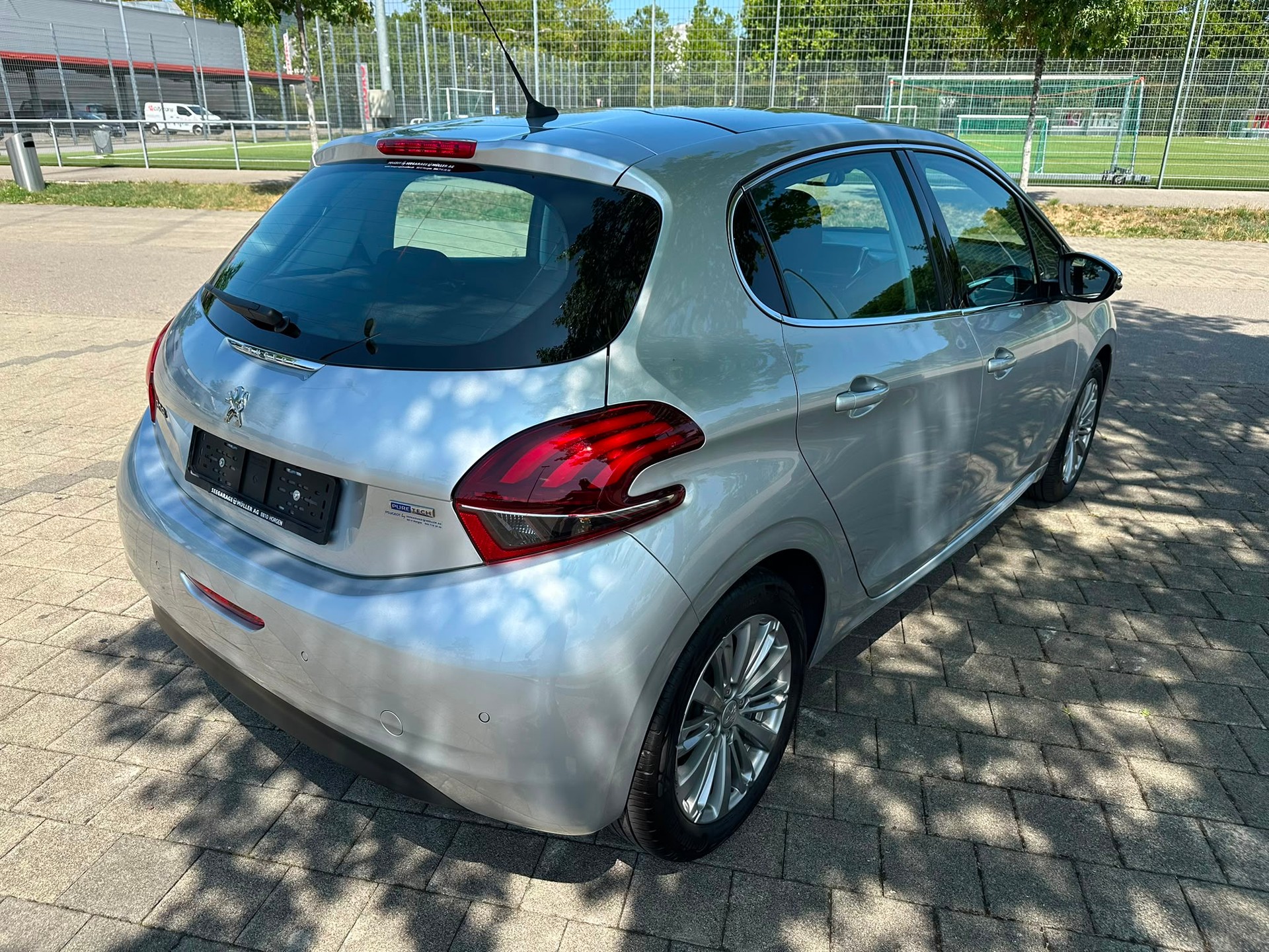 PEUGEOT 208 1.2 PureTech Allure EAT6-image-4