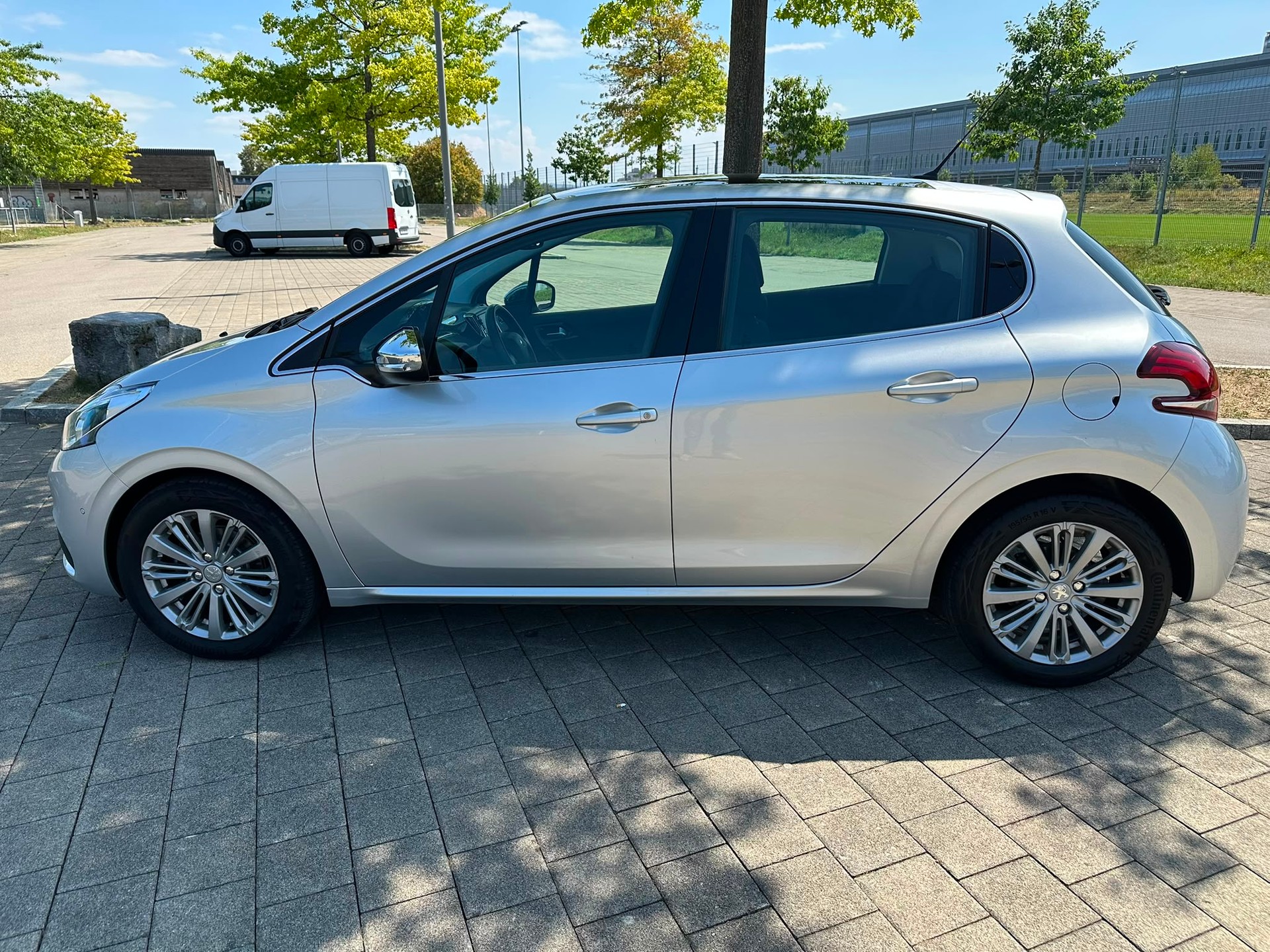 PEUGEOT 208 1.2 PureTech Allure EAT6-image-5