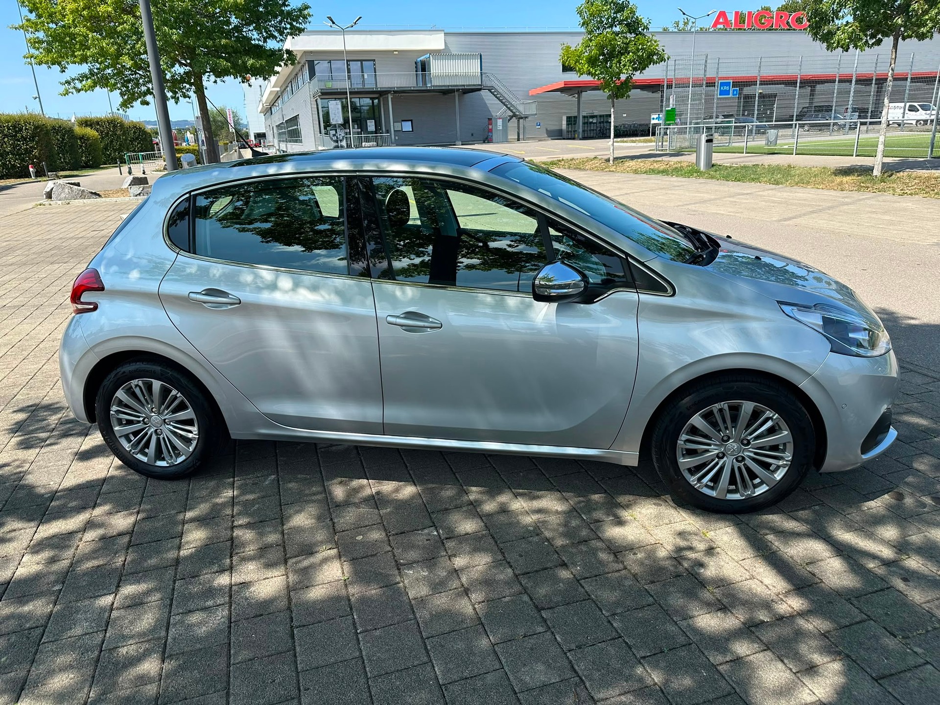 PEUGEOT 208 1.2 PureTech Allure EAT6-image-3