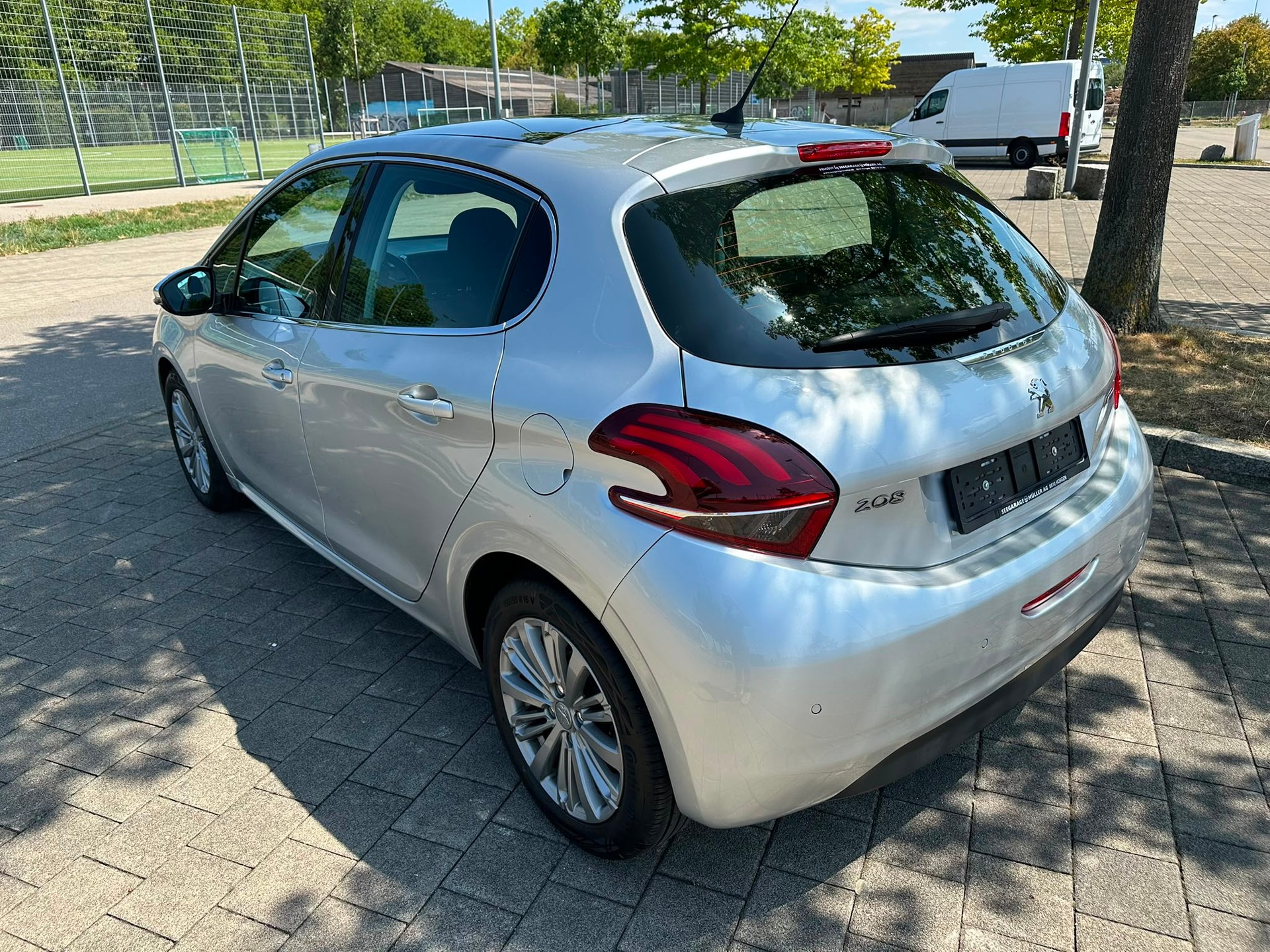 PEUGEOT 208 1.2 PureTech Allure EAT6-image-9
