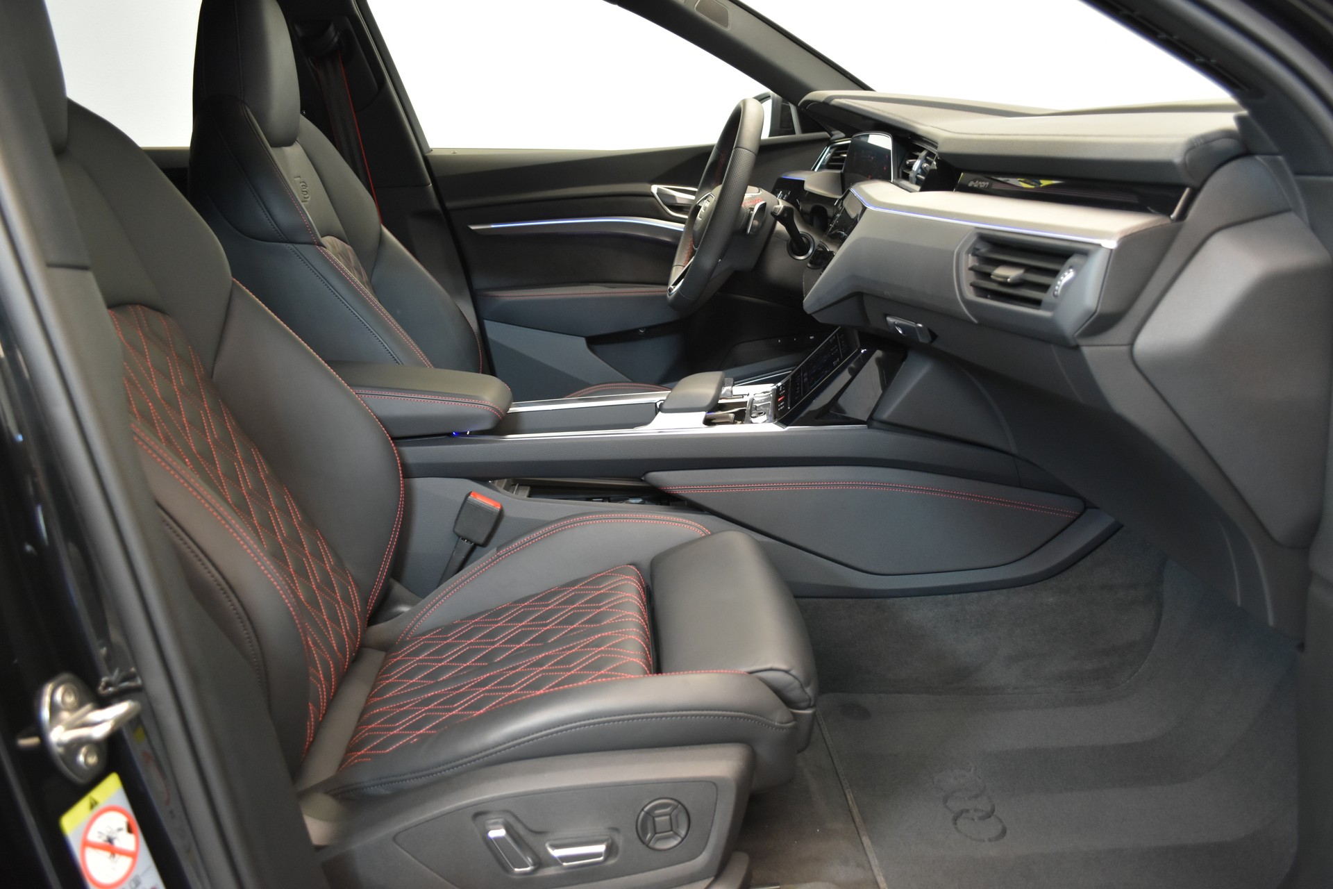 AUDI Q8 55 e-tron S-Line Black Edition quattro-image-2