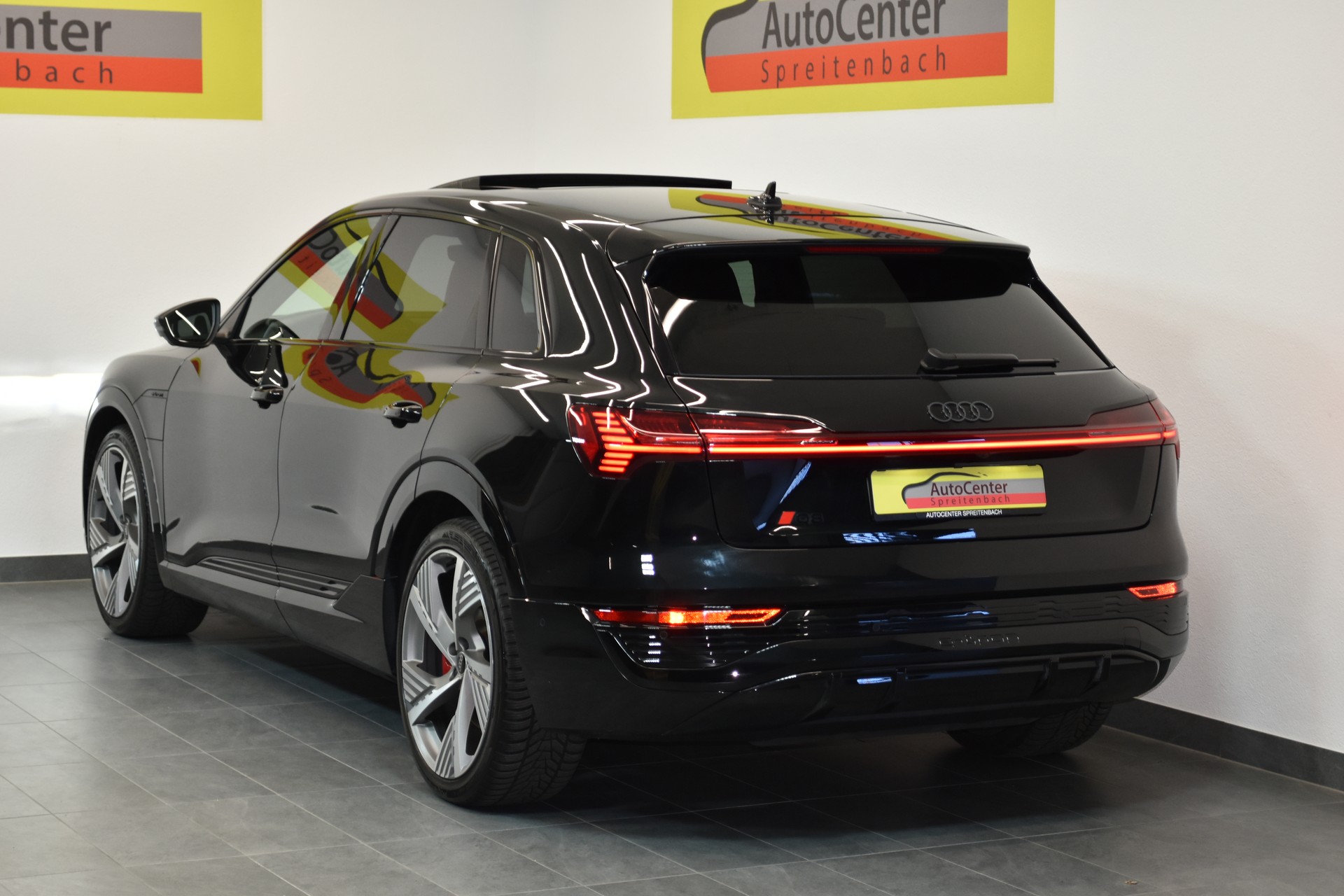 AUDI Q8 55 e-tron S-Line Black Edition quattro-image-10