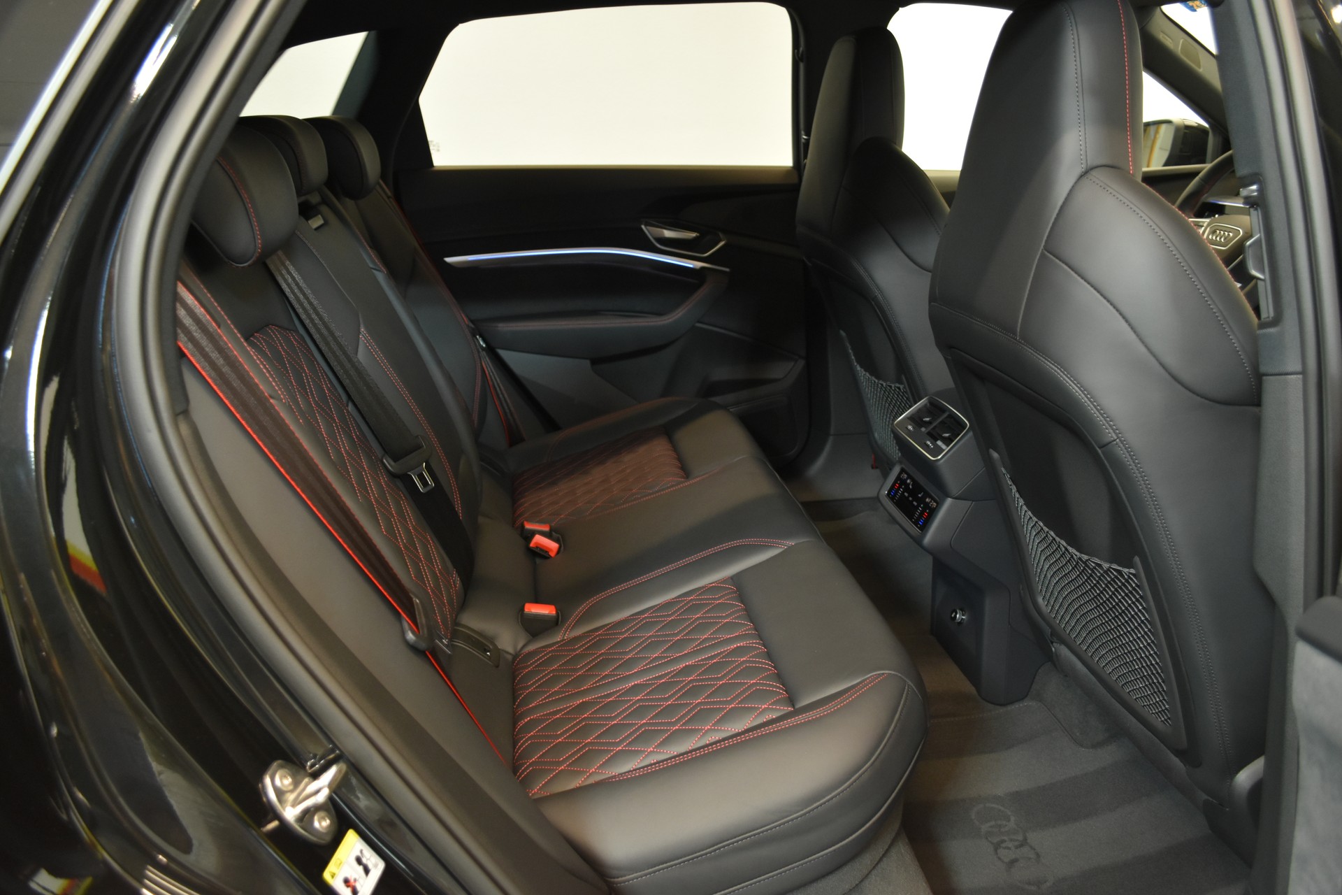 AUDI Q8 55 e-tron S-Line Black Edition quattro-image-8