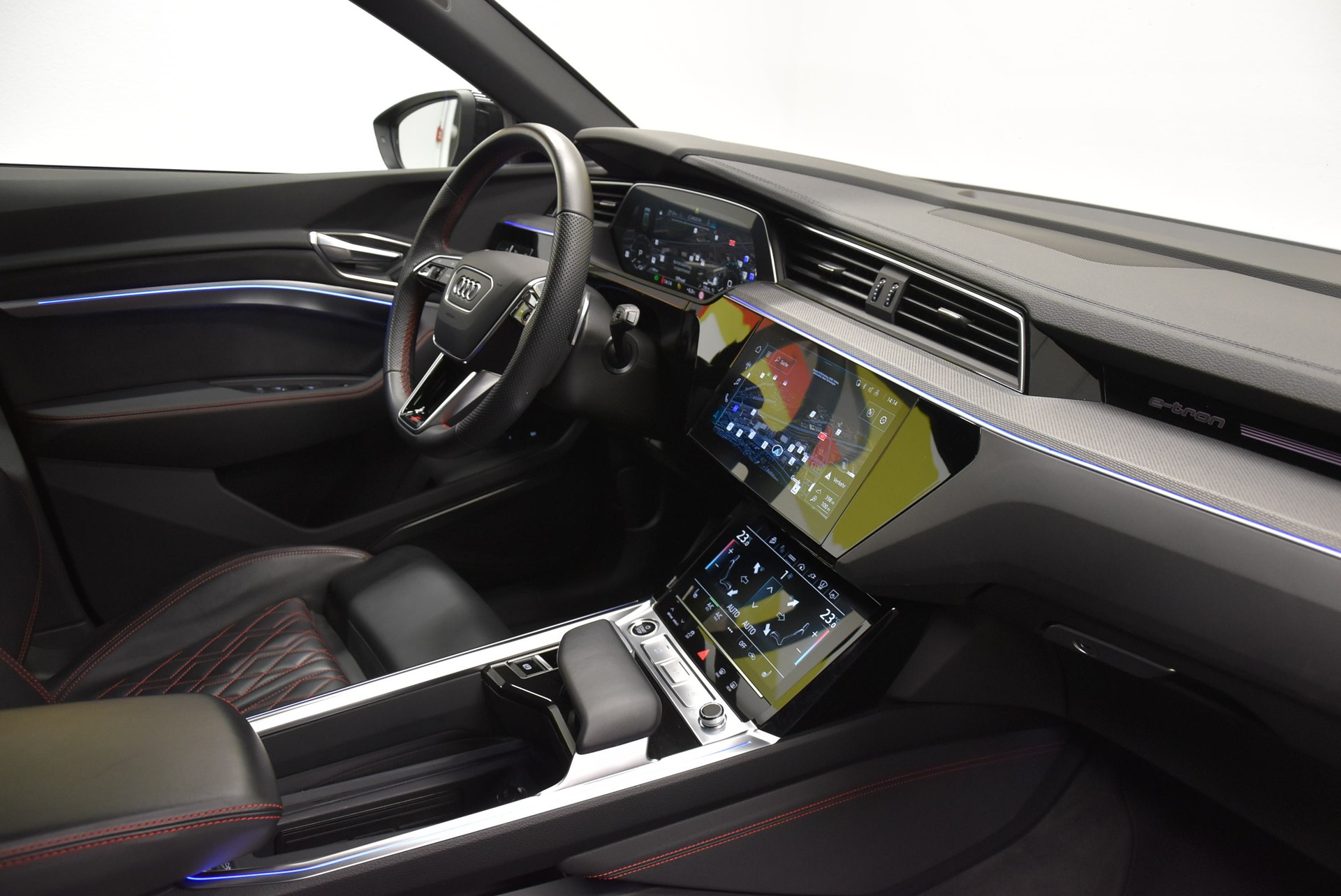 AUDI Q8 55 e-tron S-Line Black Edition quattro-image-3