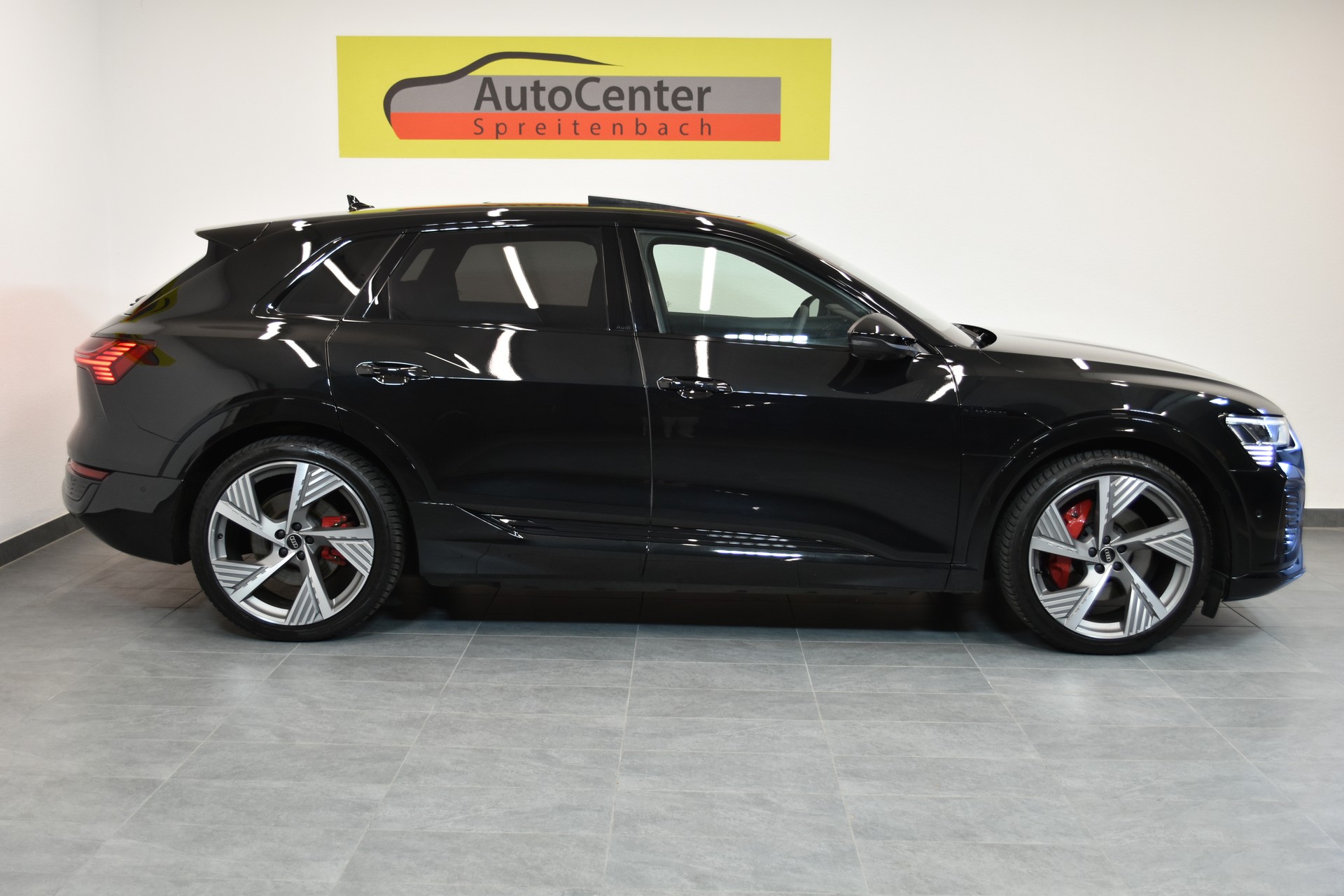 AUDI Q8 55 e-tron S-Line Black Edition quattro-image-11