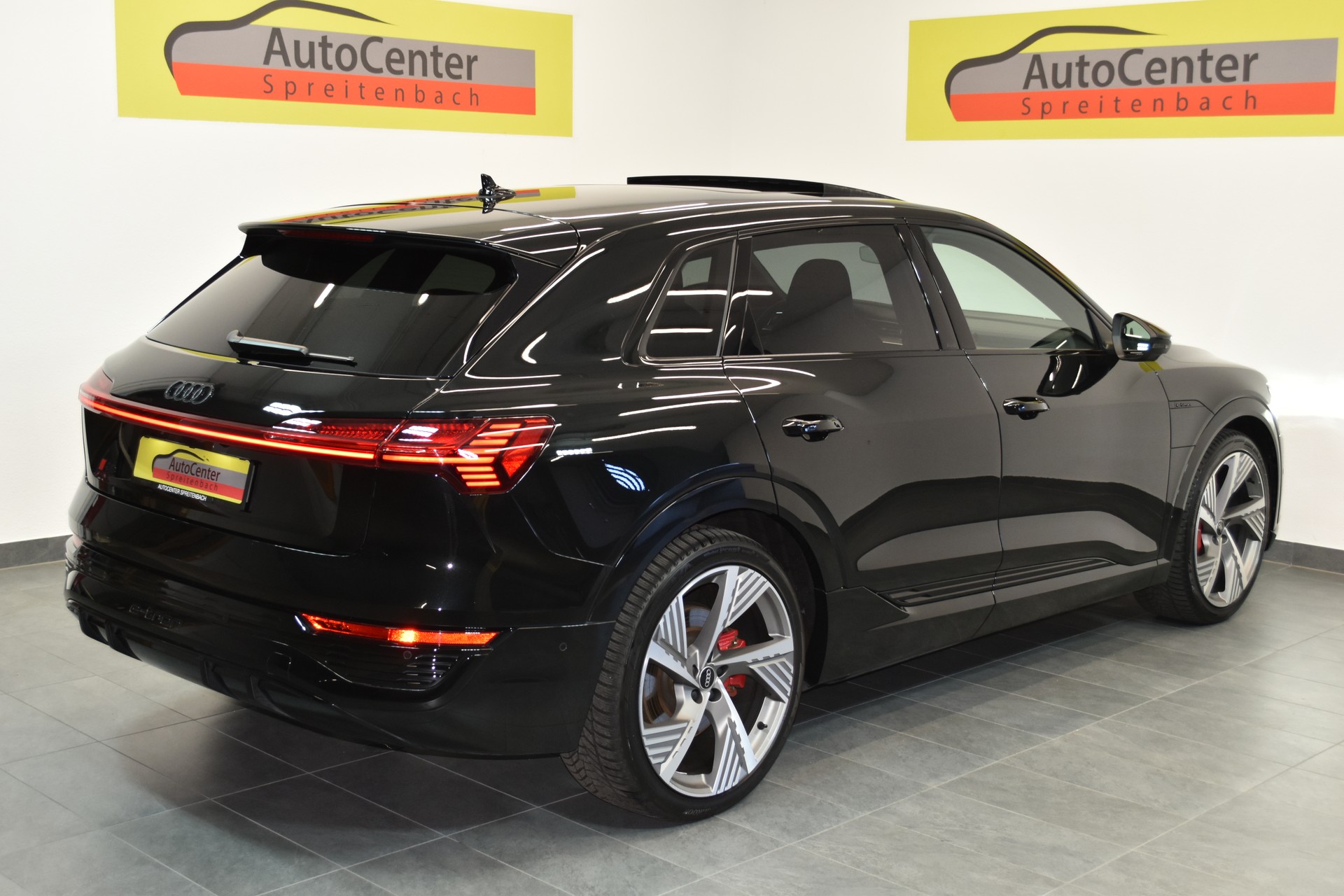 AUDI Q8 55 e-tron S-Line Black Edition quattro-image-12