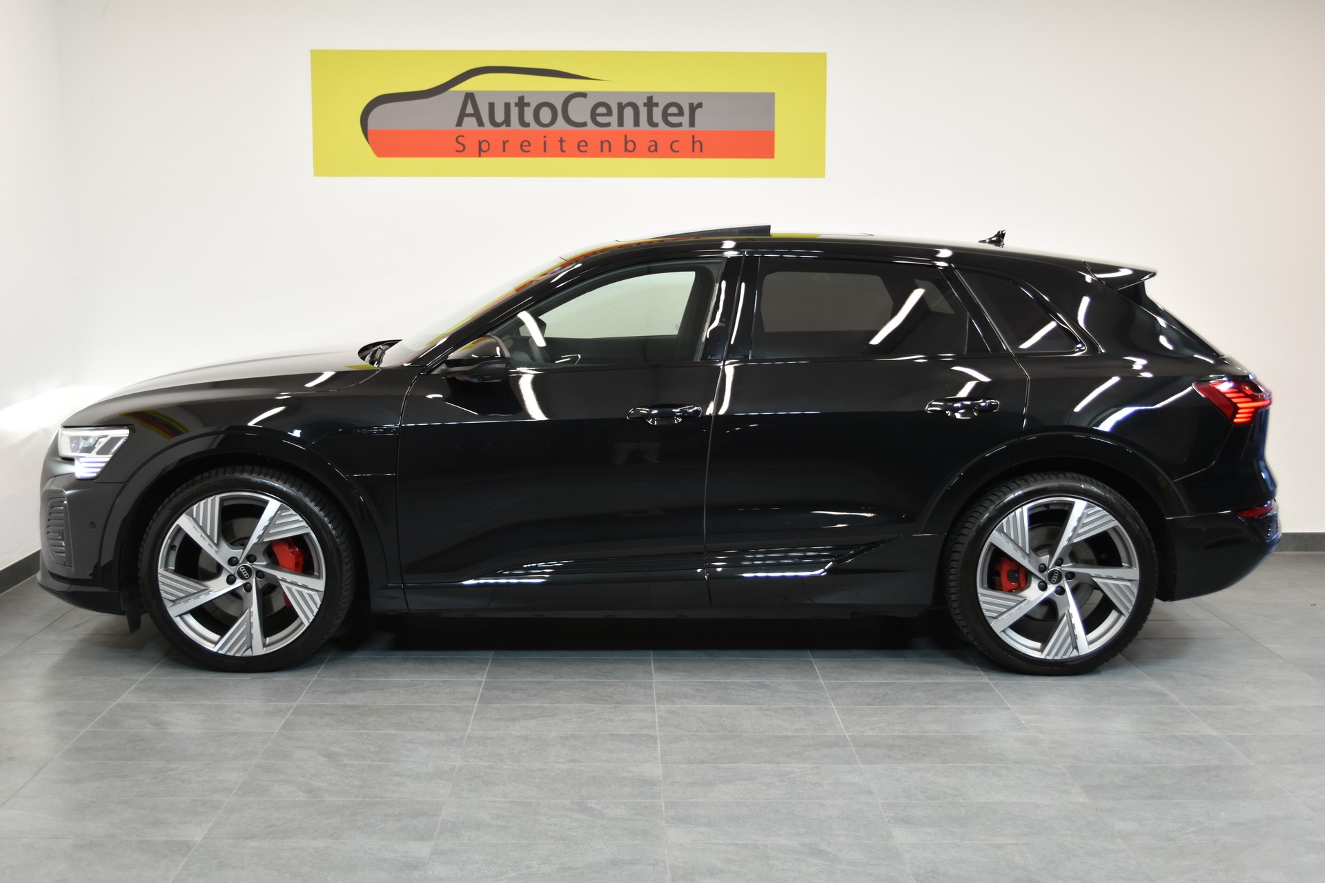 AUDI Q8 55 e-tron S-Line Black Edition quattro-image-9