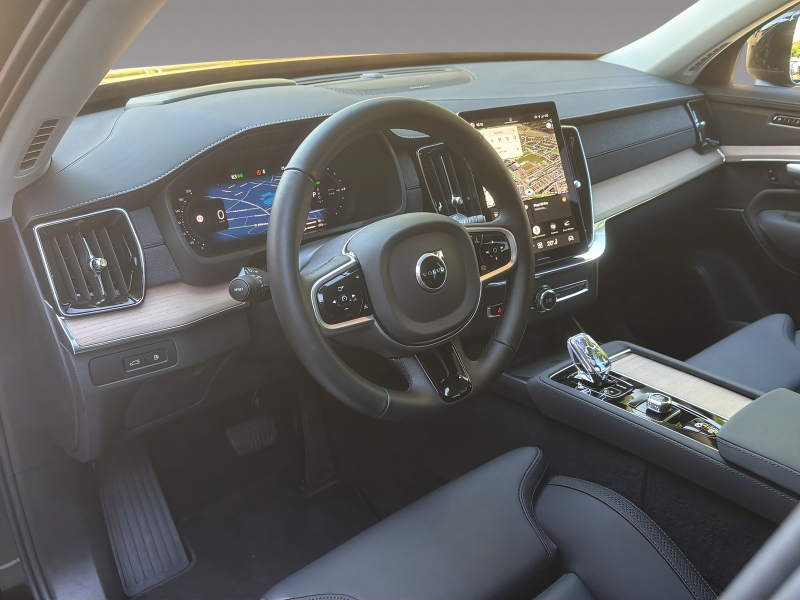VOLVO XC90 2.0 T8 TE Plus Dark eAWD-image-7