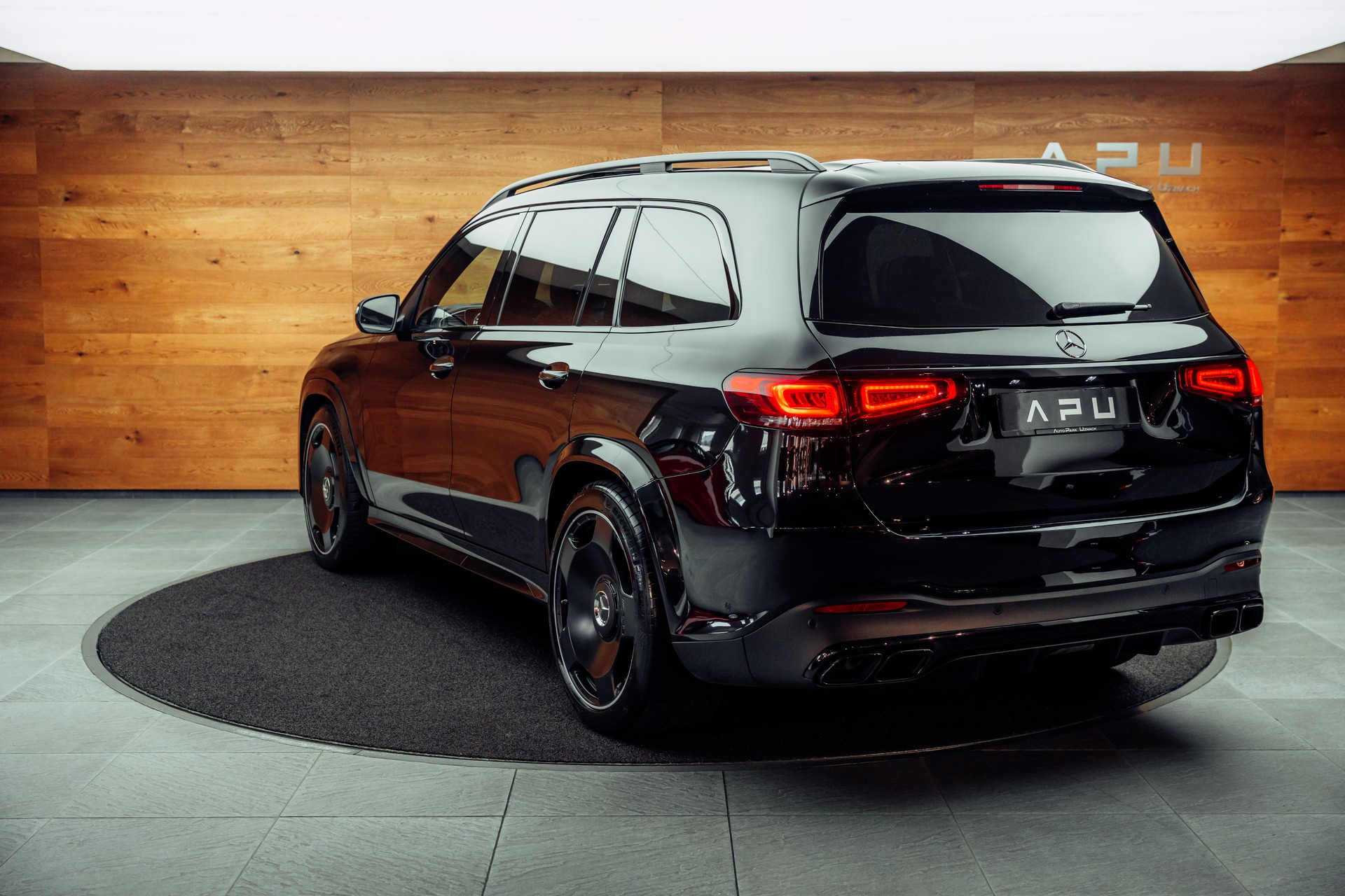 MERCEDES-BENZ GLS 63 4Matic + TCT 9G-showroom-element-2