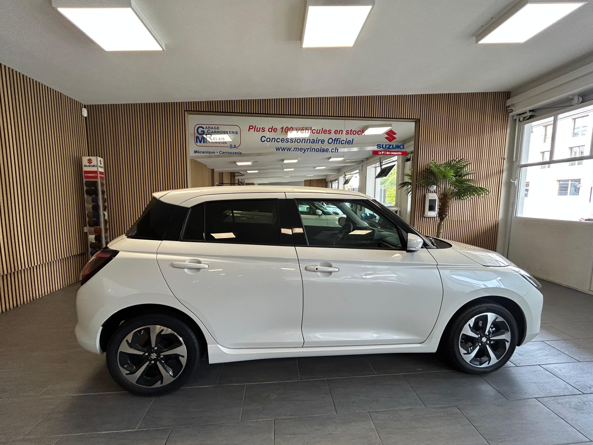 SUZUKI Swift 1.2 Compact Top Hybrid-image-0