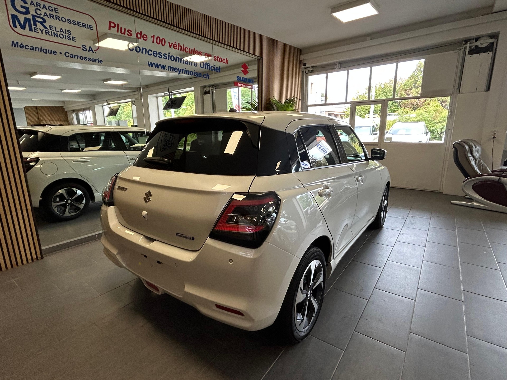 SUZUKI Swift 1.2 Compact Top Hybrid-image-6