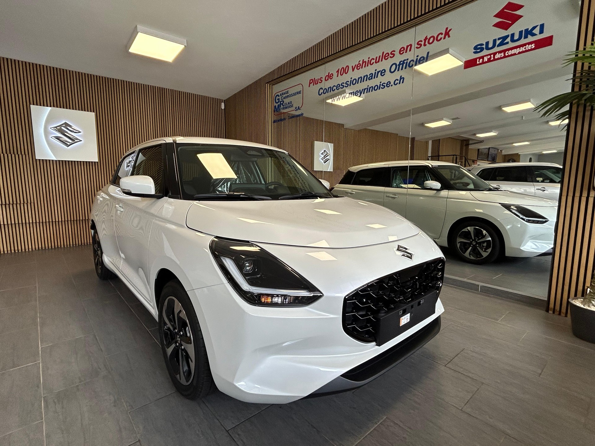 SUZUKI Swift 1.2 Compact Top Hybrid-image-1