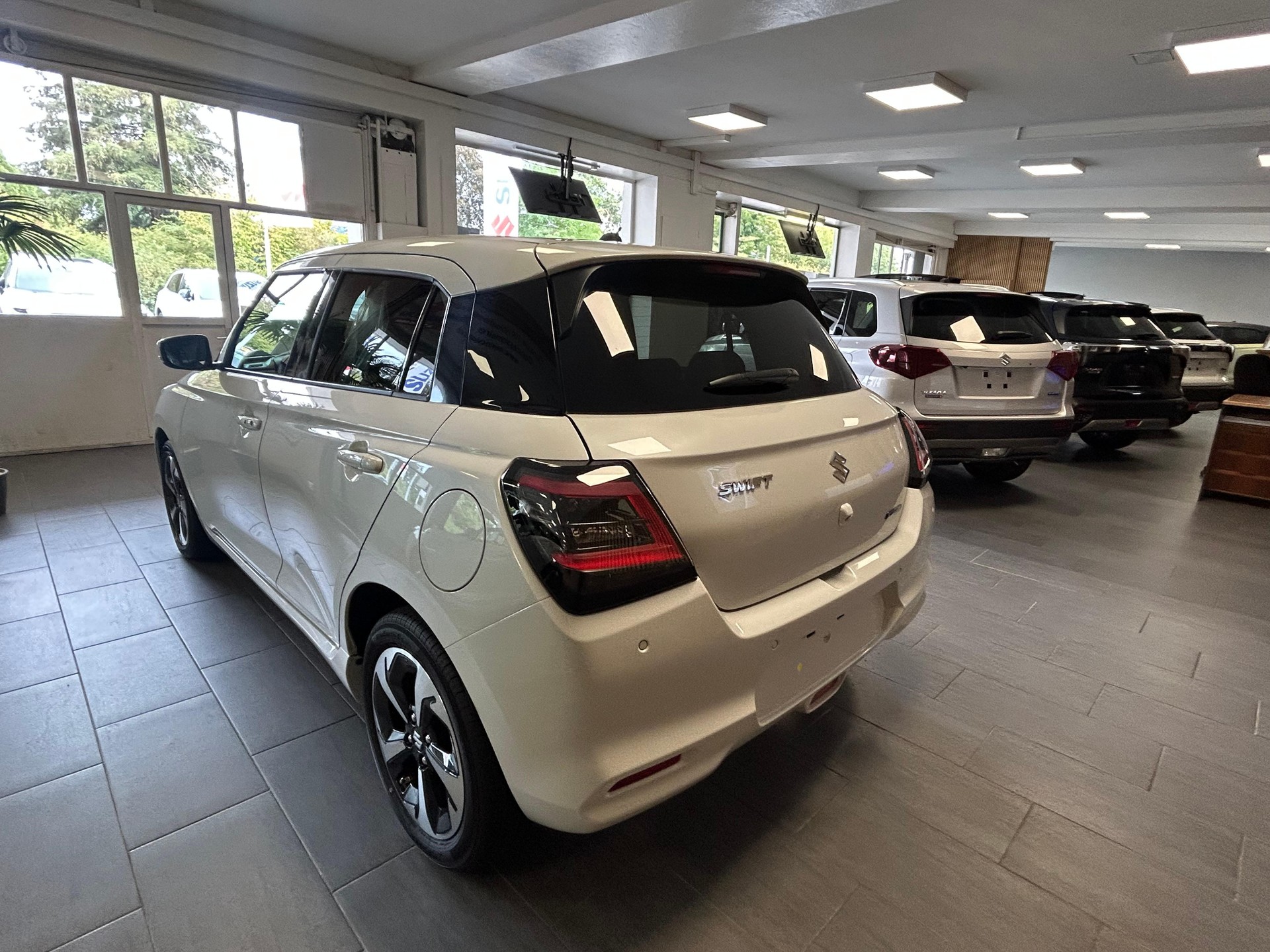 SUZUKI Swift 1.2 Compact Top Hybrid-image-4