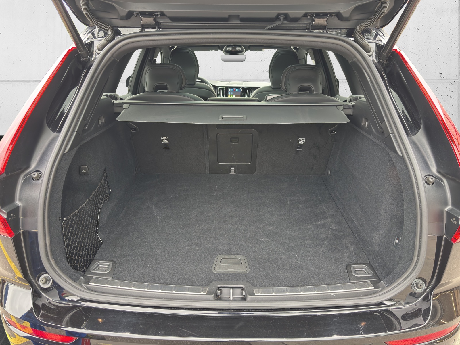 VOLVO XC60 B5 Benzin Mild Hybrid AWD Ultra Dark Geartronic mit AHK, Panorama-Schiebedach, fortl. Werksgarantie 5 Jahre & Winterreifen-image-7
