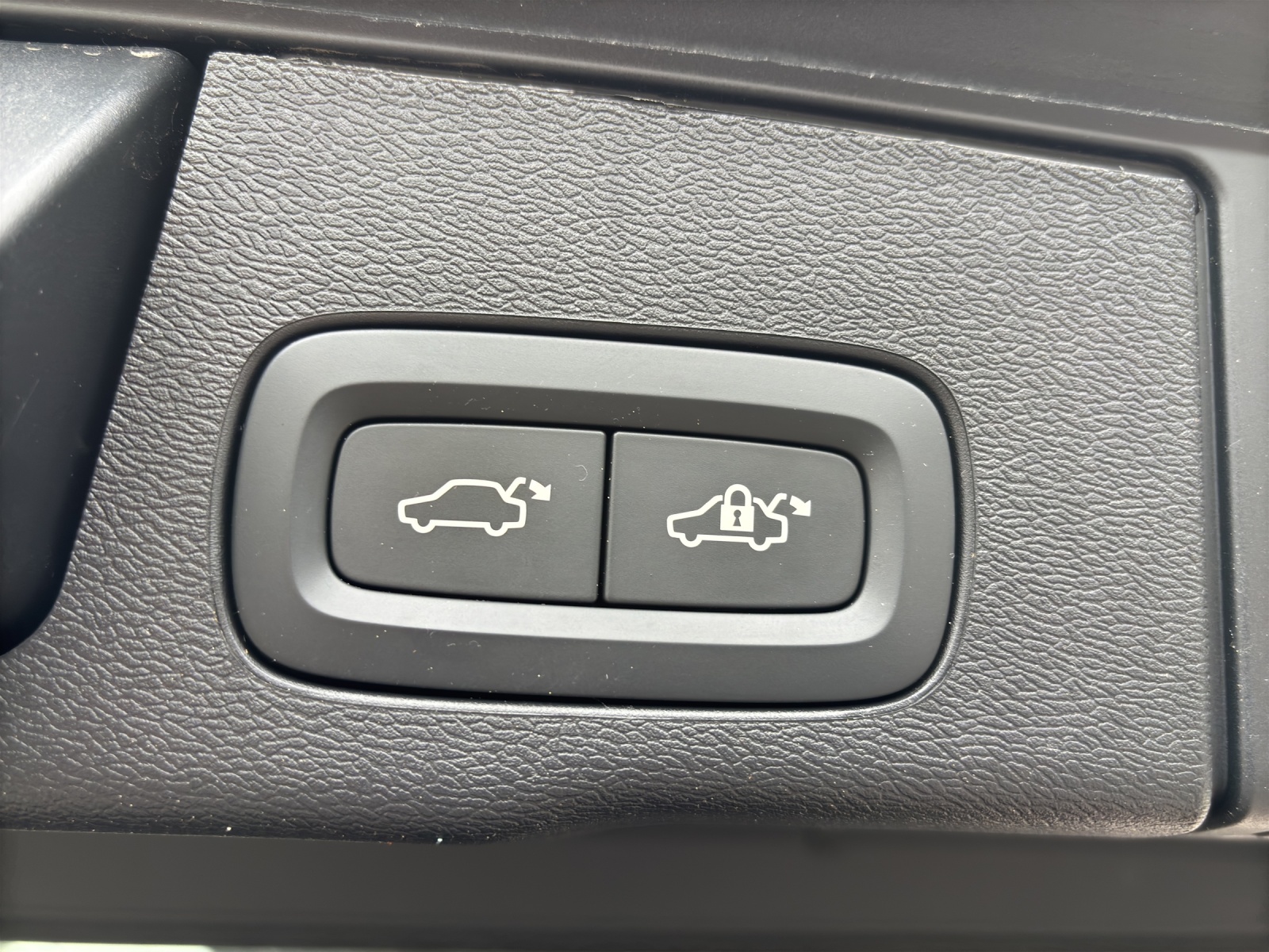 VOLVO XC60 B5 Benzin Mild Hybrid AWD Ultra Dark Geartronic mit AHK, Panorama-Schiebedach, fortl. Werksgarantie 5 Jahre & Winterreifen-image-8