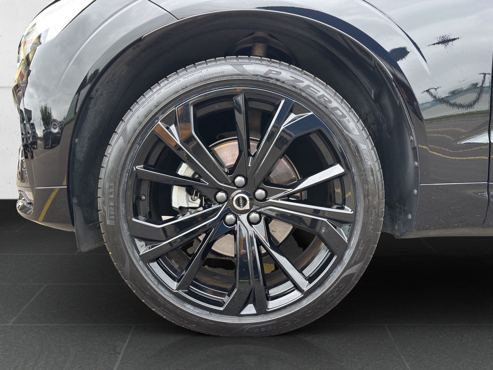 VOLVO XC60 B5 Benzin Mild Hybrid AWD Ultra Dark Geartronic mit AHK, Panorama-Schiebedach, fortl. Werksgarantie 5 Jahre & Winterreifen-image-11