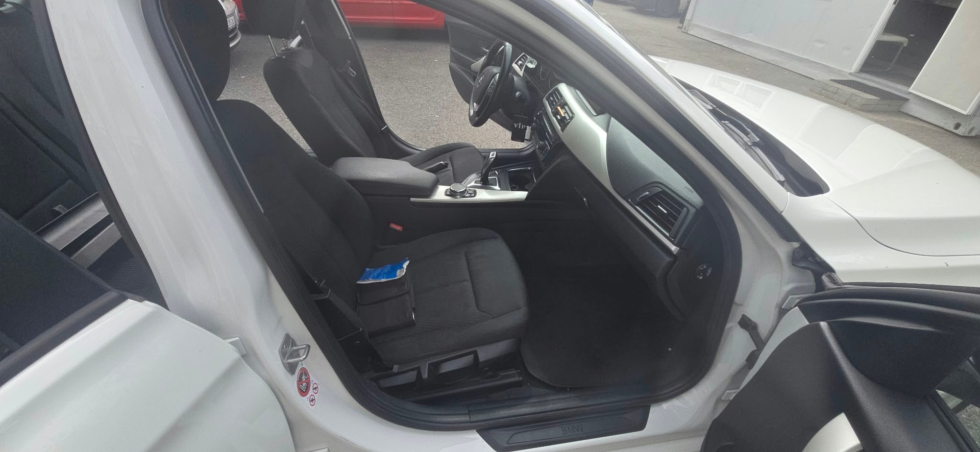 BMW 320d xDrive Touring Luxury Line Steptronic-image-9