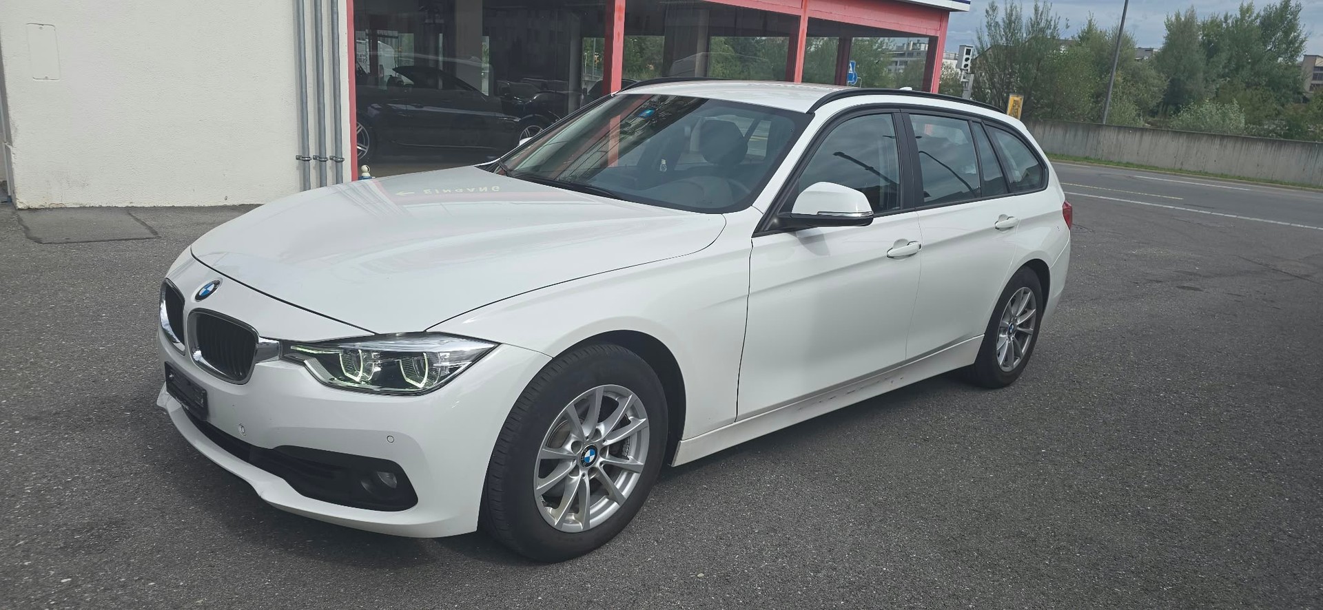 BMW 320d xDrive Touring Luxury Line Steptronic-image-1