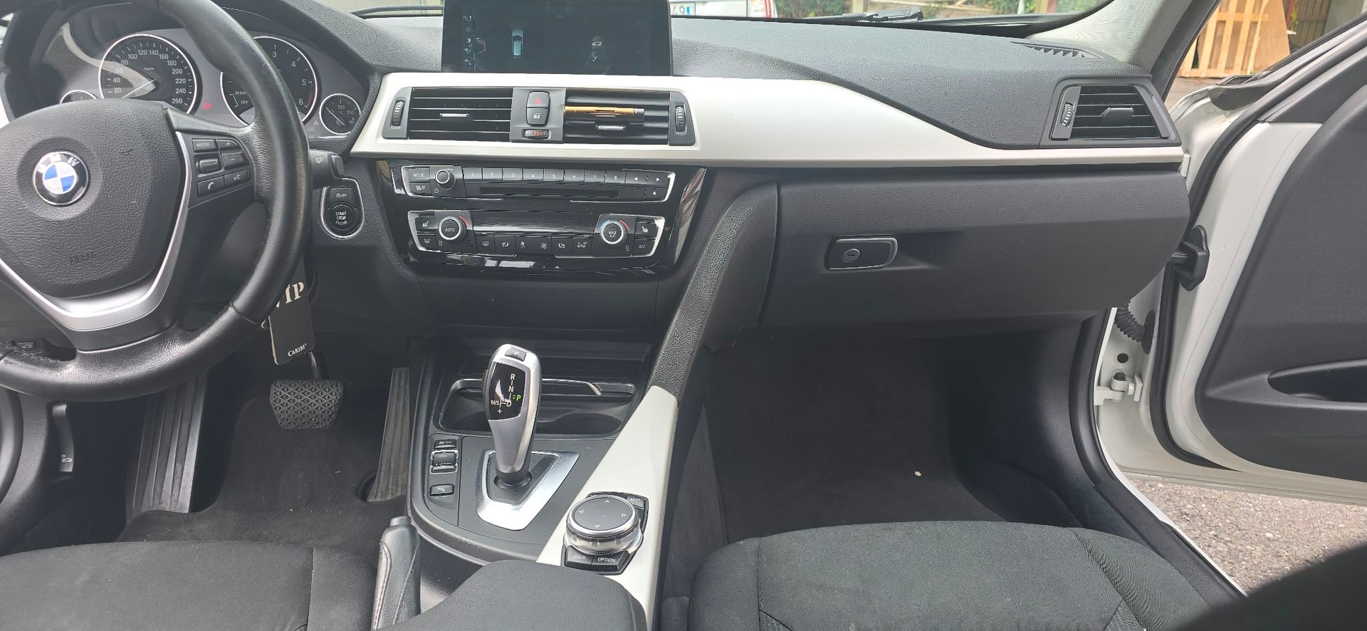 BMW 320d xDrive Touring Luxury Line Steptronic-image-11