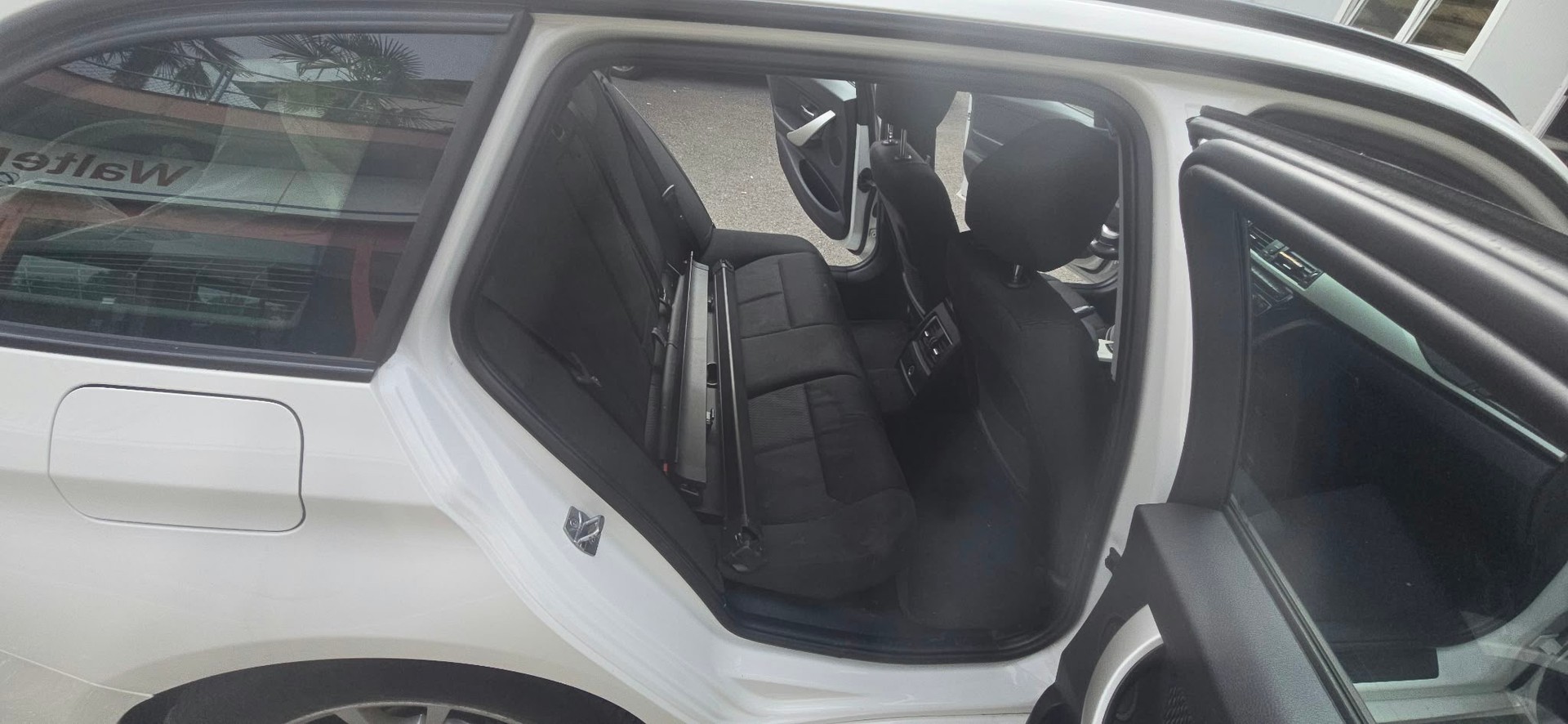 BMW 320d xDrive Touring Luxury Line Steptronic-image-10