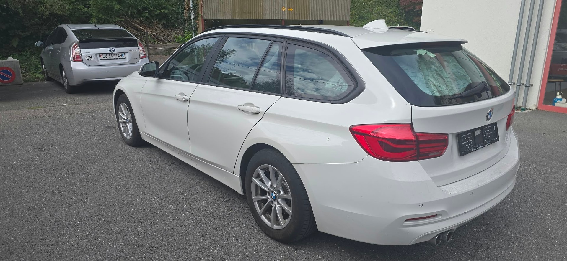 BMW 320d xDrive Touring Luxury Line Steptronic-image-4