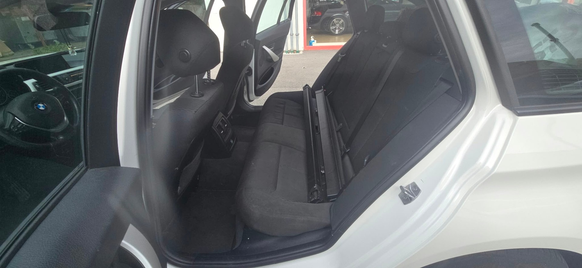 BMW 320d xDrive Touring Luxury Line Steptronic-image-13