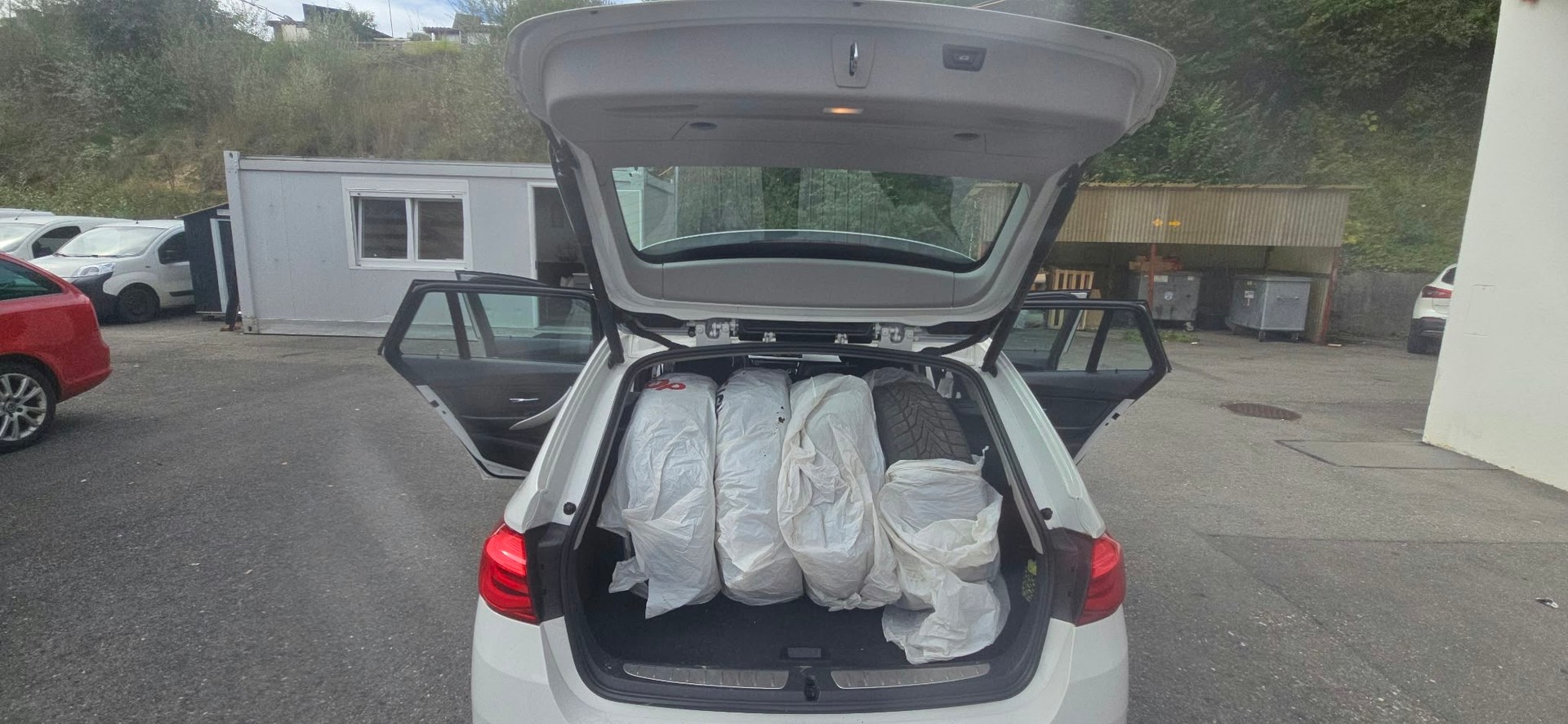 BMW 320d xDrive Touring Luxury Line Steptronic-image-7